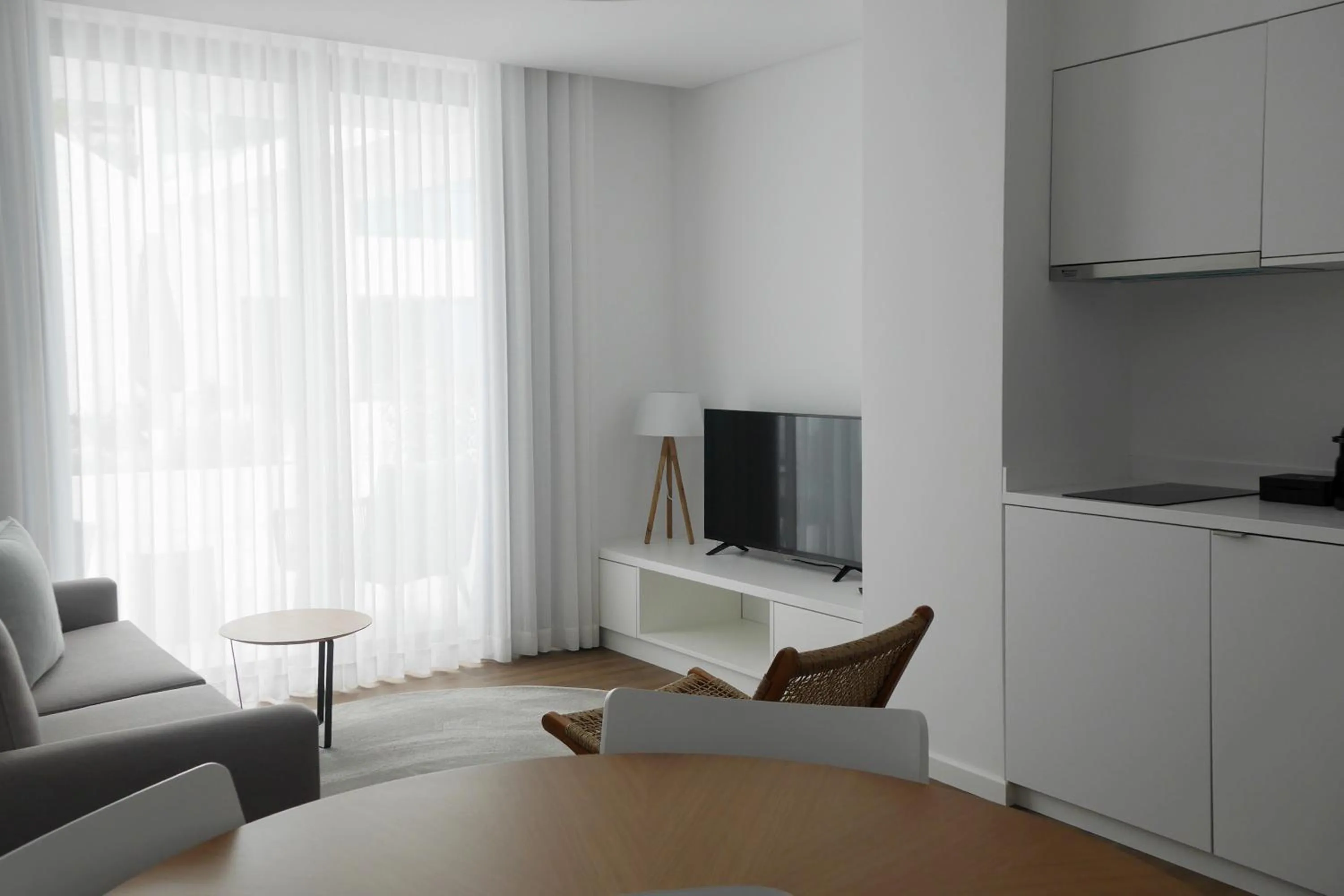 Communal lounge/ TV room in Pêro Teive Bay Apartments Hotel