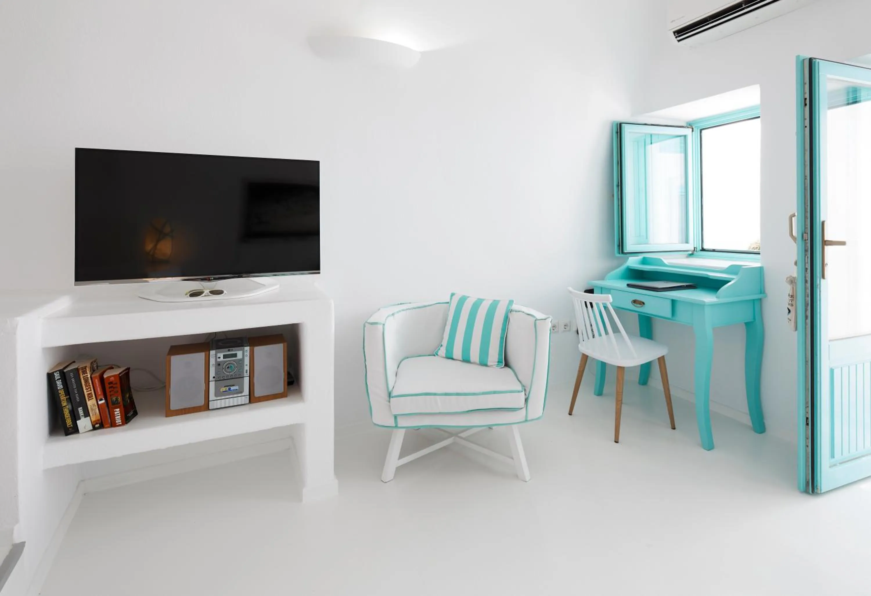 TV and multimedia in Dreams Luxury Suites