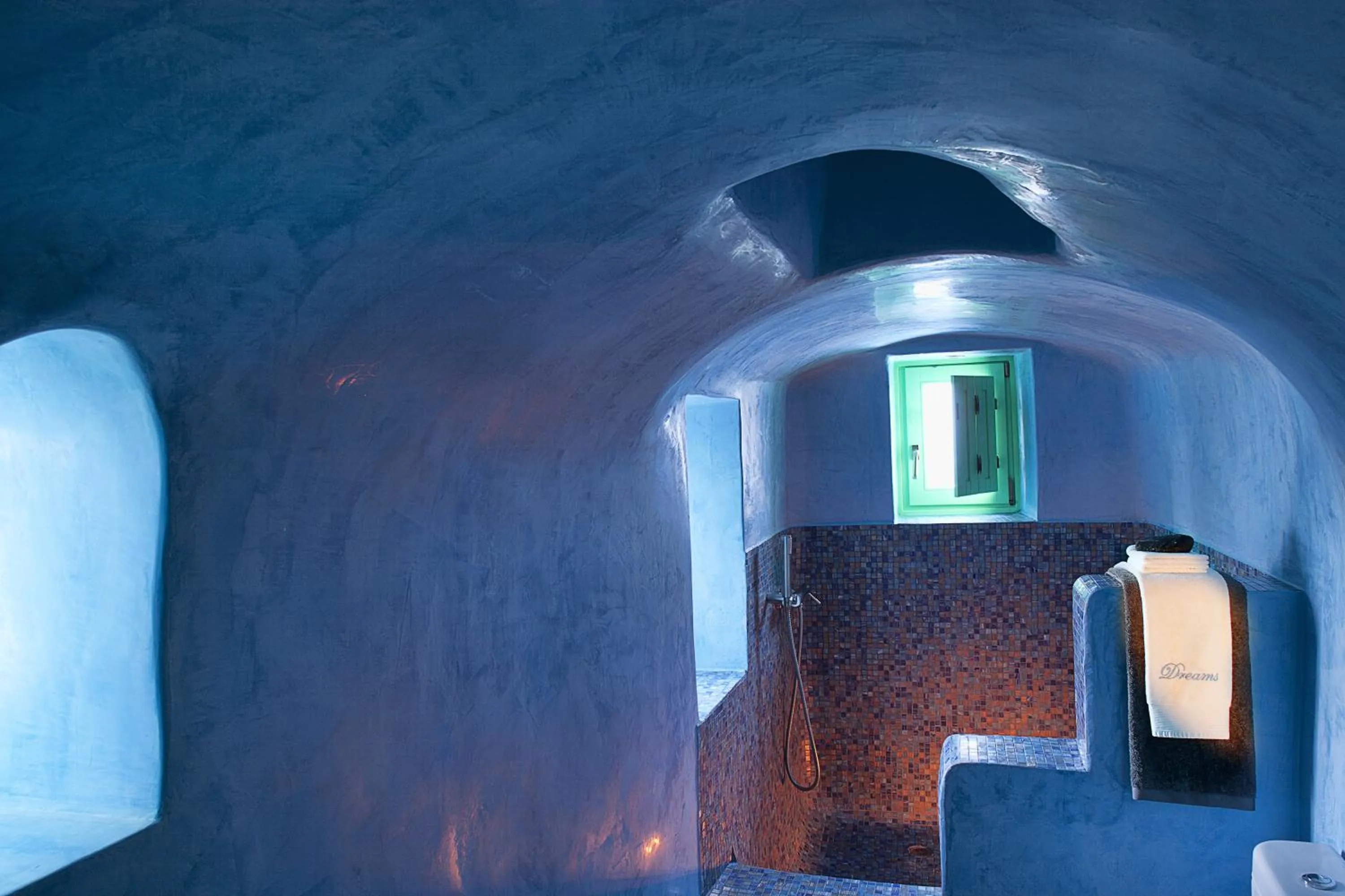 Hot Tub in Dreams Luxury Suites