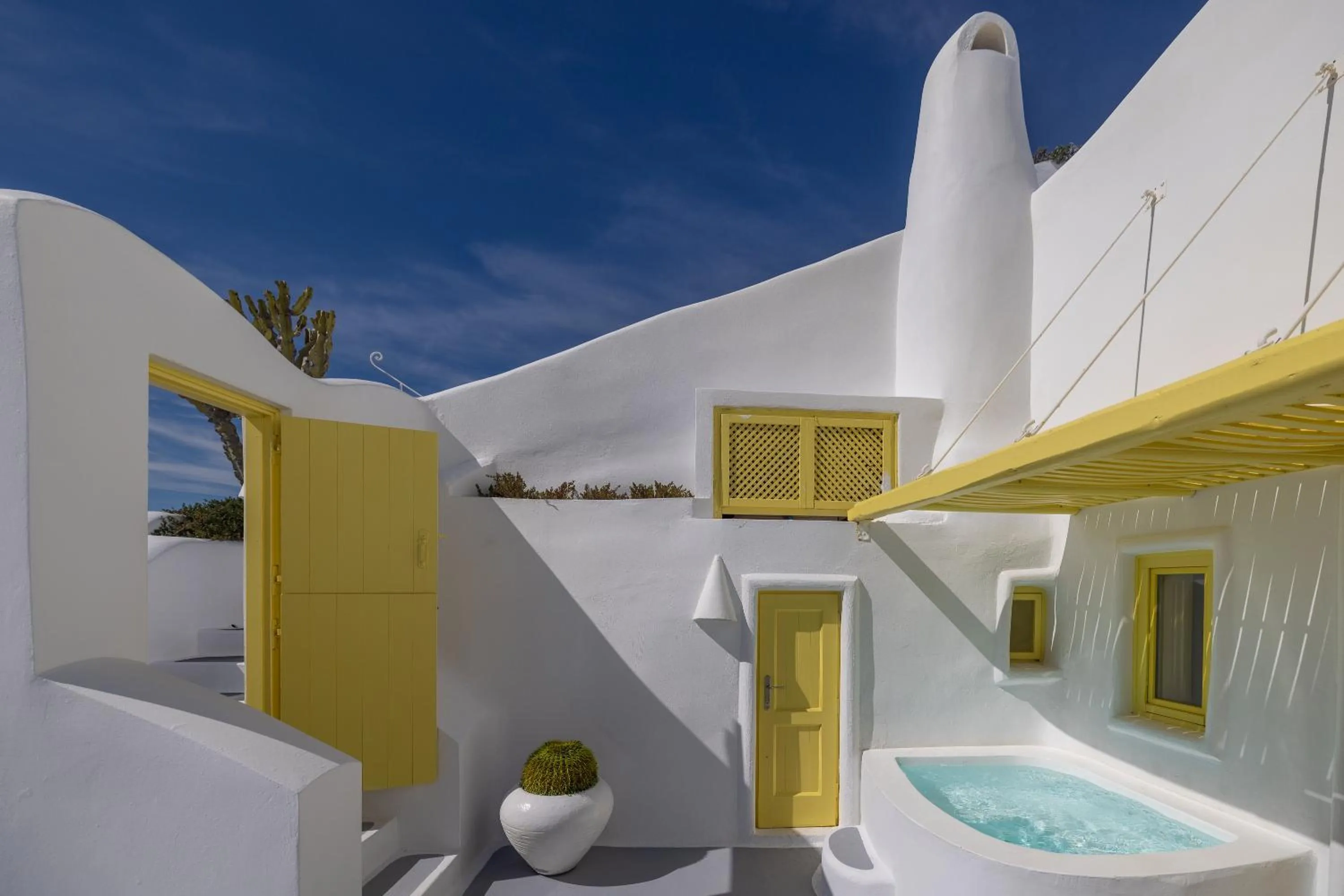 Hot Tub in Dreams Luxury Suites