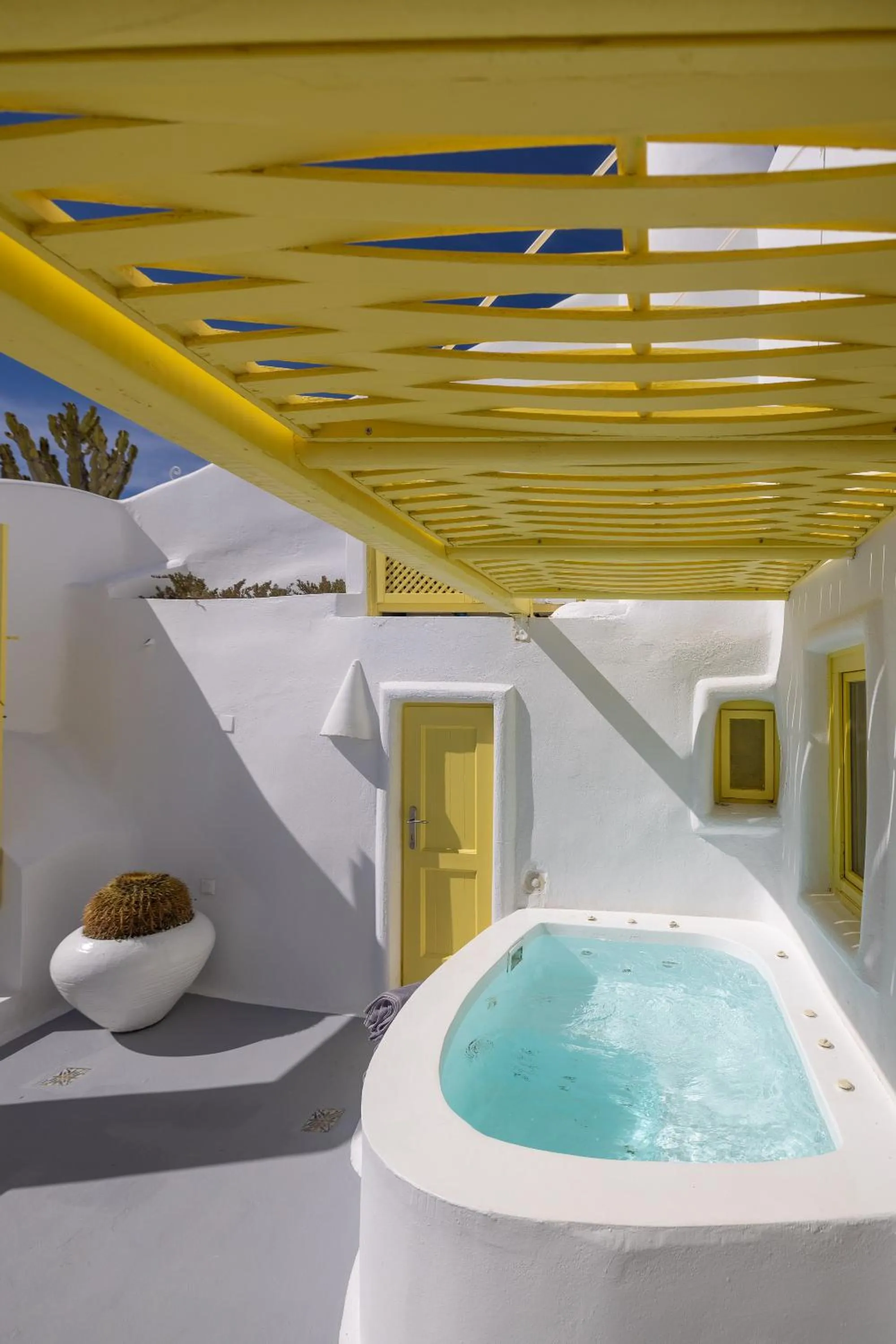 Hot Tub in Dreams Luxury Suites