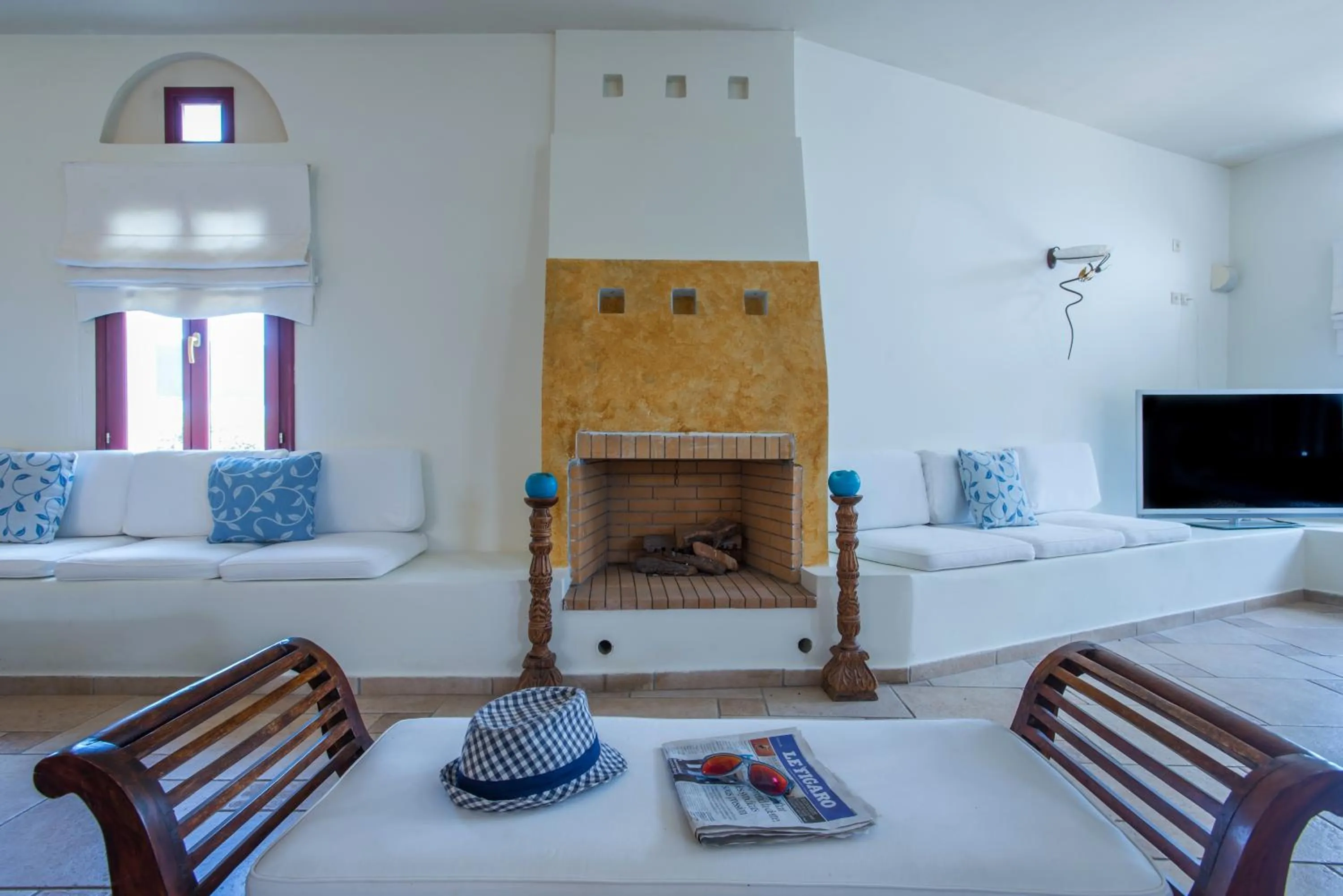 Communal lounge/ TV room in Naxos Palace Hotel