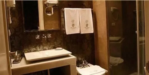 Toilet in Hotel Palacio Muñatones