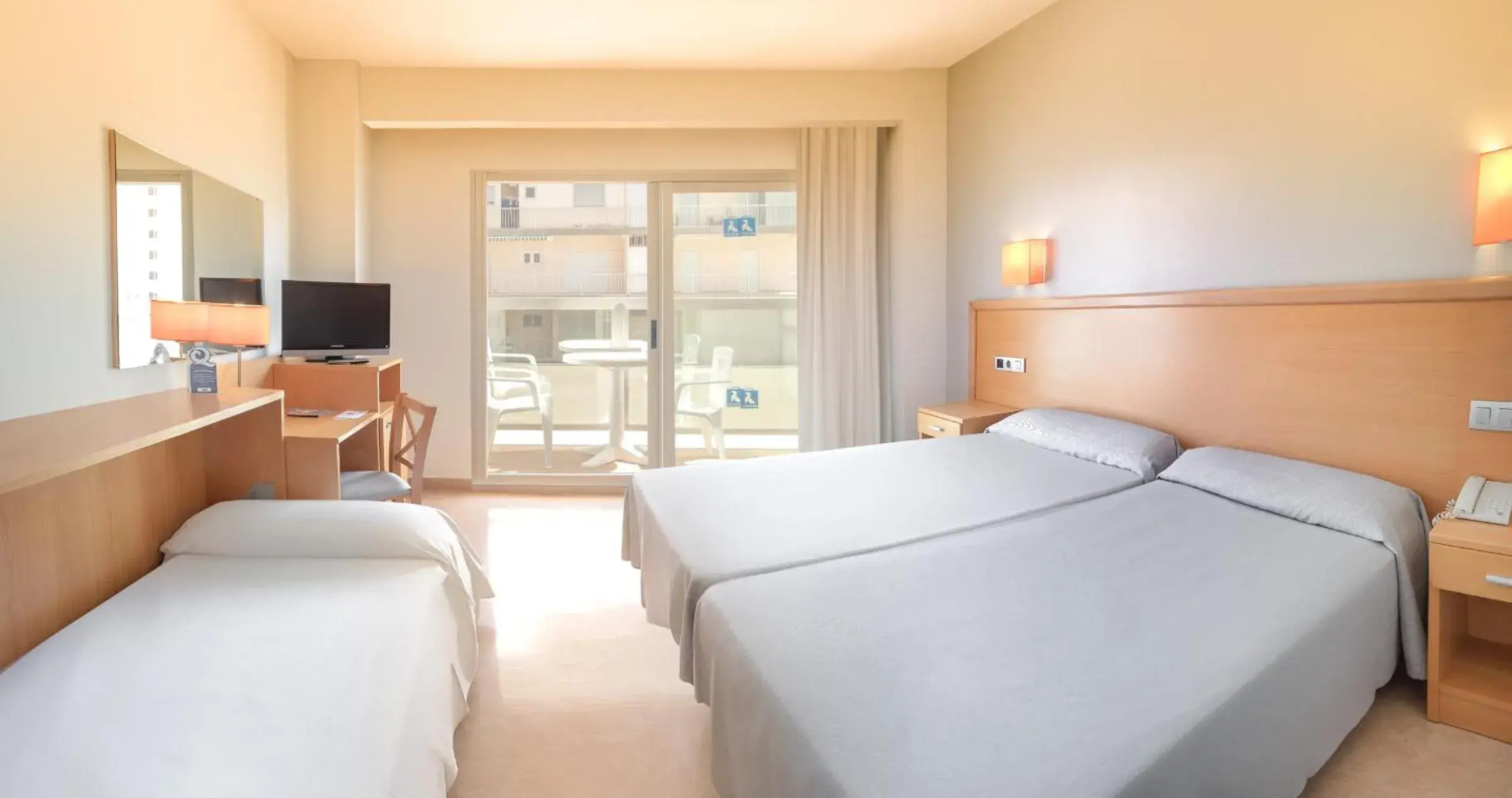 Double Room with Extra Bed and Balcony (2 Adults + 1 Child) in Hotel RH Gijón & Spa Double Room with Extra Bed and Balcony (2 Adults + 1 Child) in Hotel RH Gijón & Spa