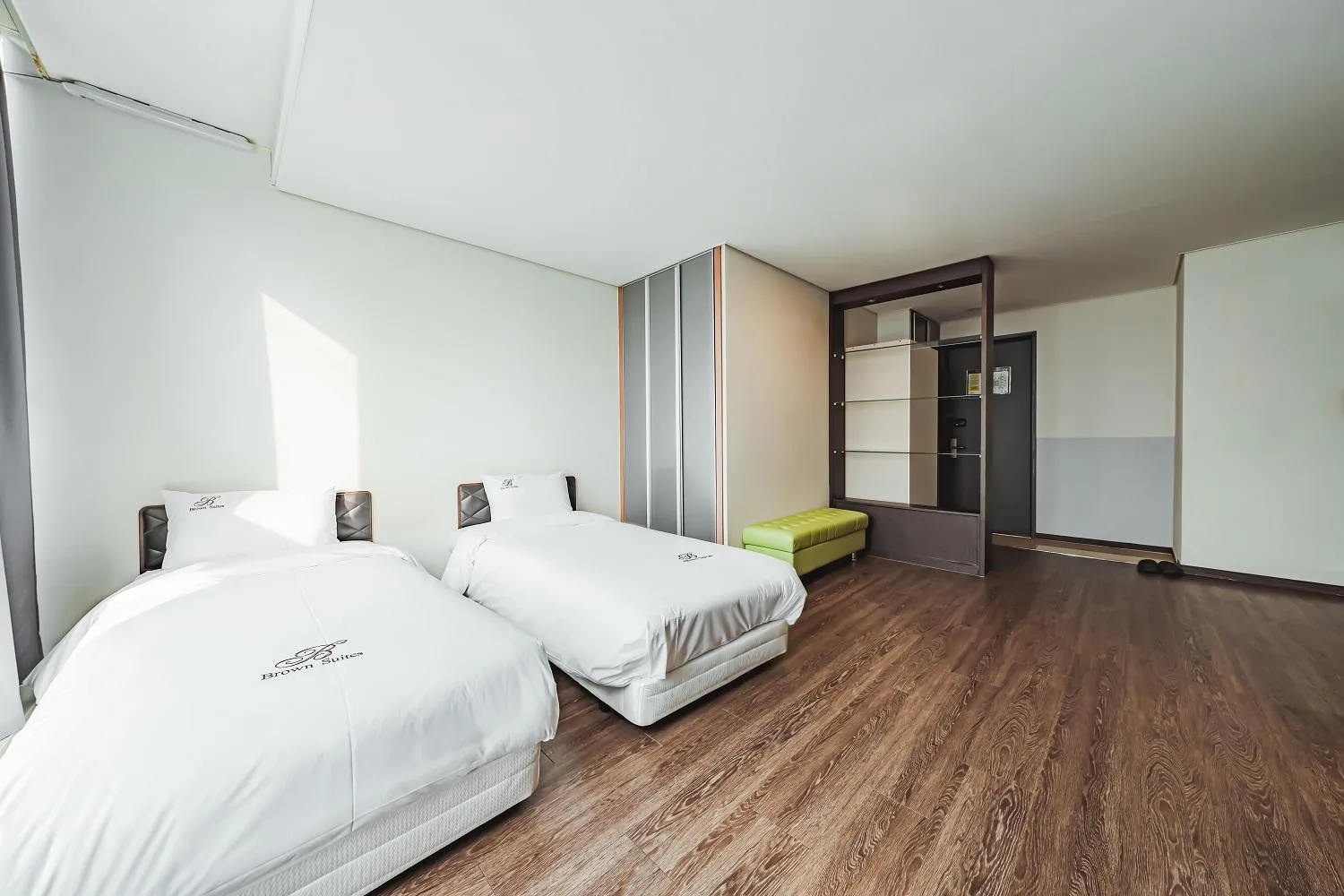 Bed in Brown Suites Hotel Sinchon Central