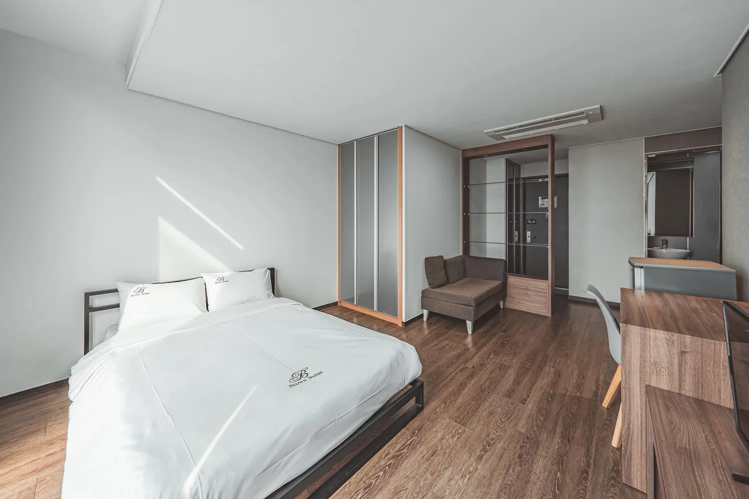Bed in Brown Suites Hotel Sinchon Central
