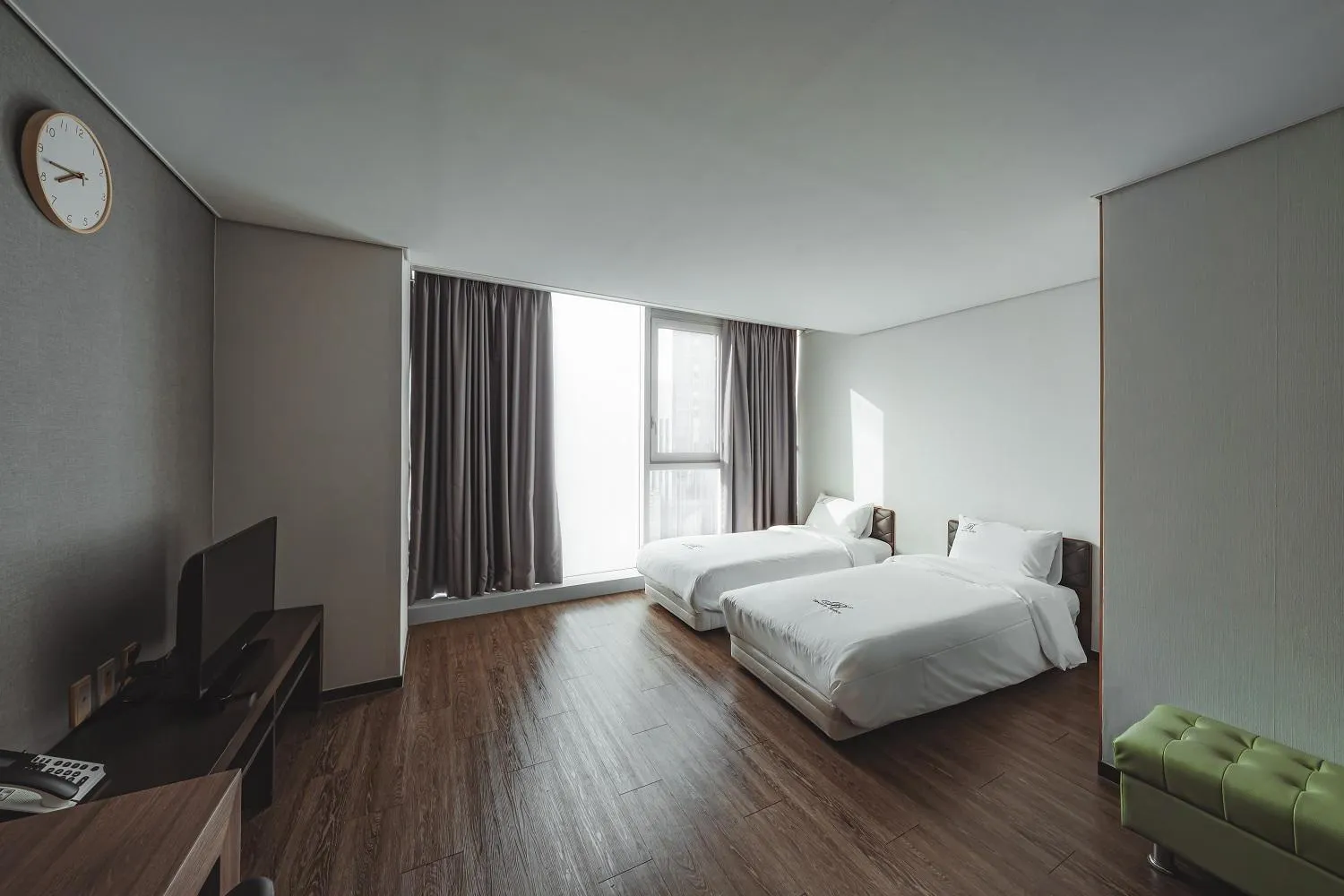 Bed in Brown Suites Hotel Sinchon Central