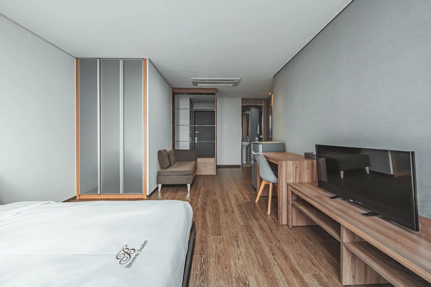 Bed in Brown Suites Hotel Sinchon Central