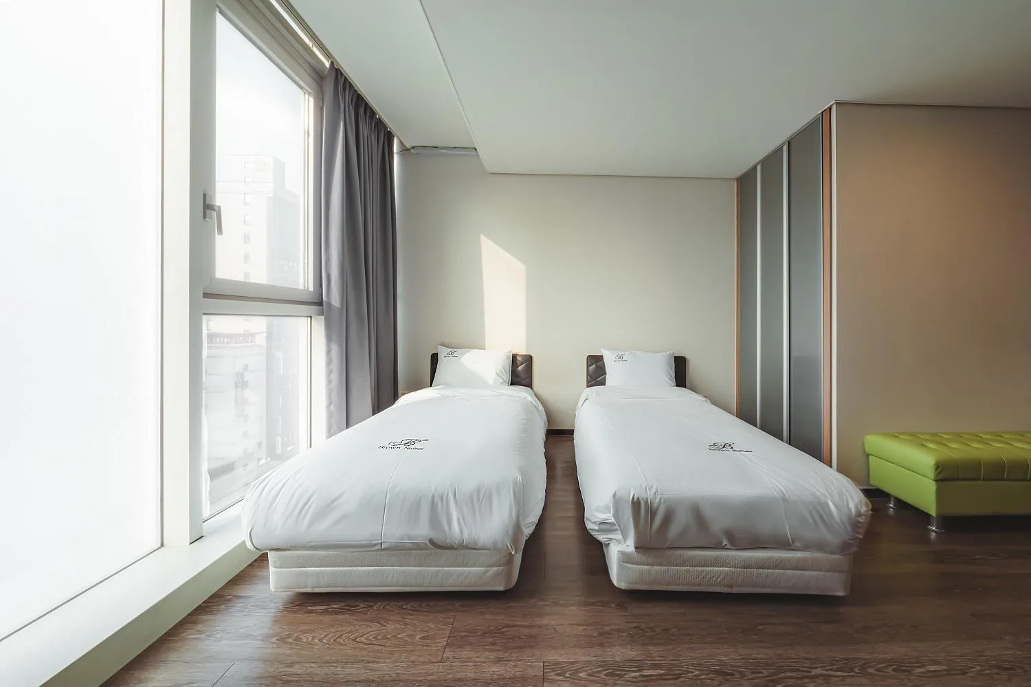 Bed in Brown Suites Hotel Sinchon Central