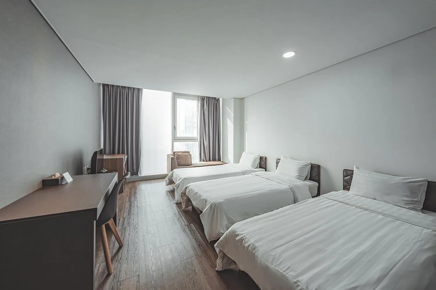 Bed in Brown Suites Hotel Sinchon Central