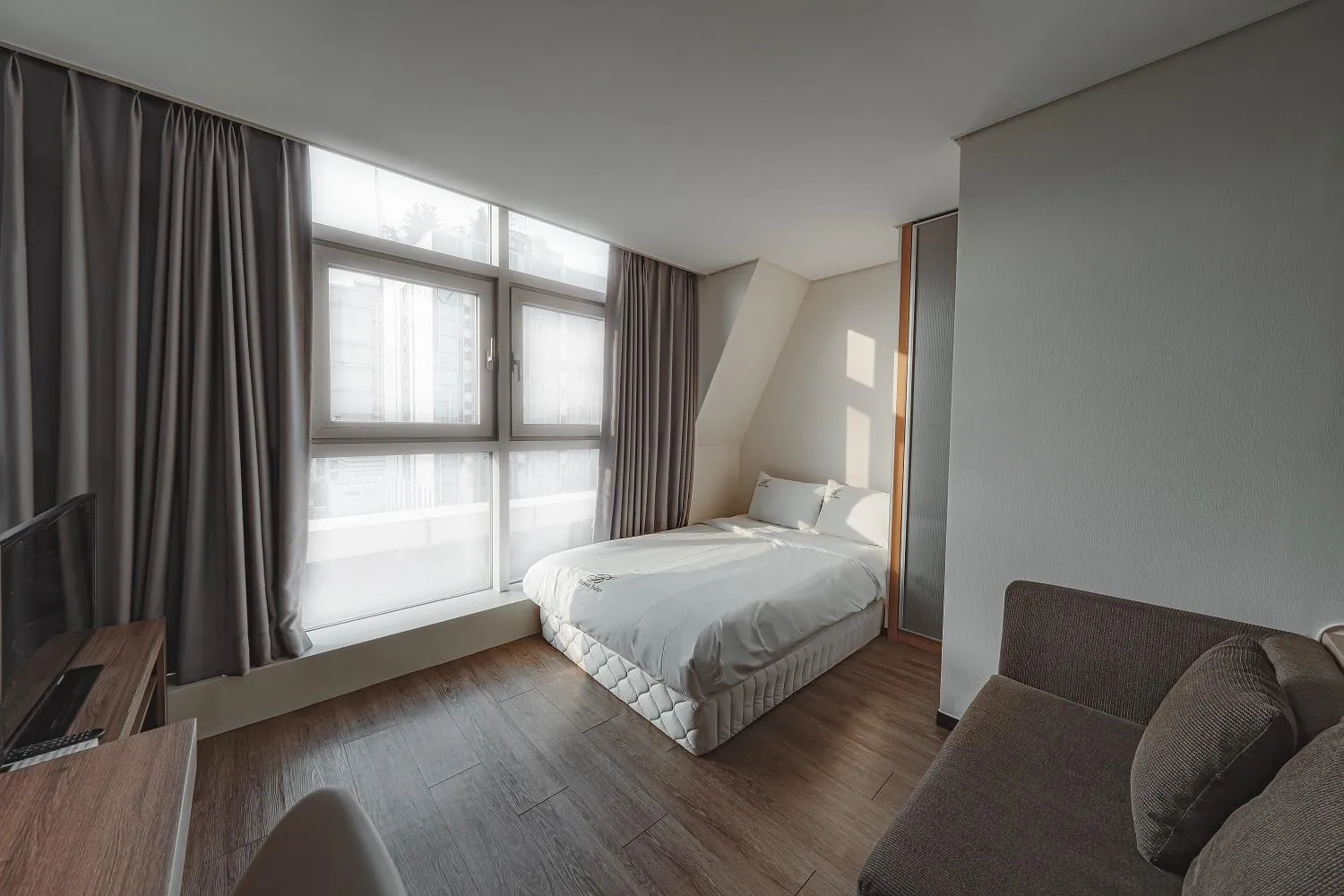 Bed in Brown Suites Hotel Sinchon Central