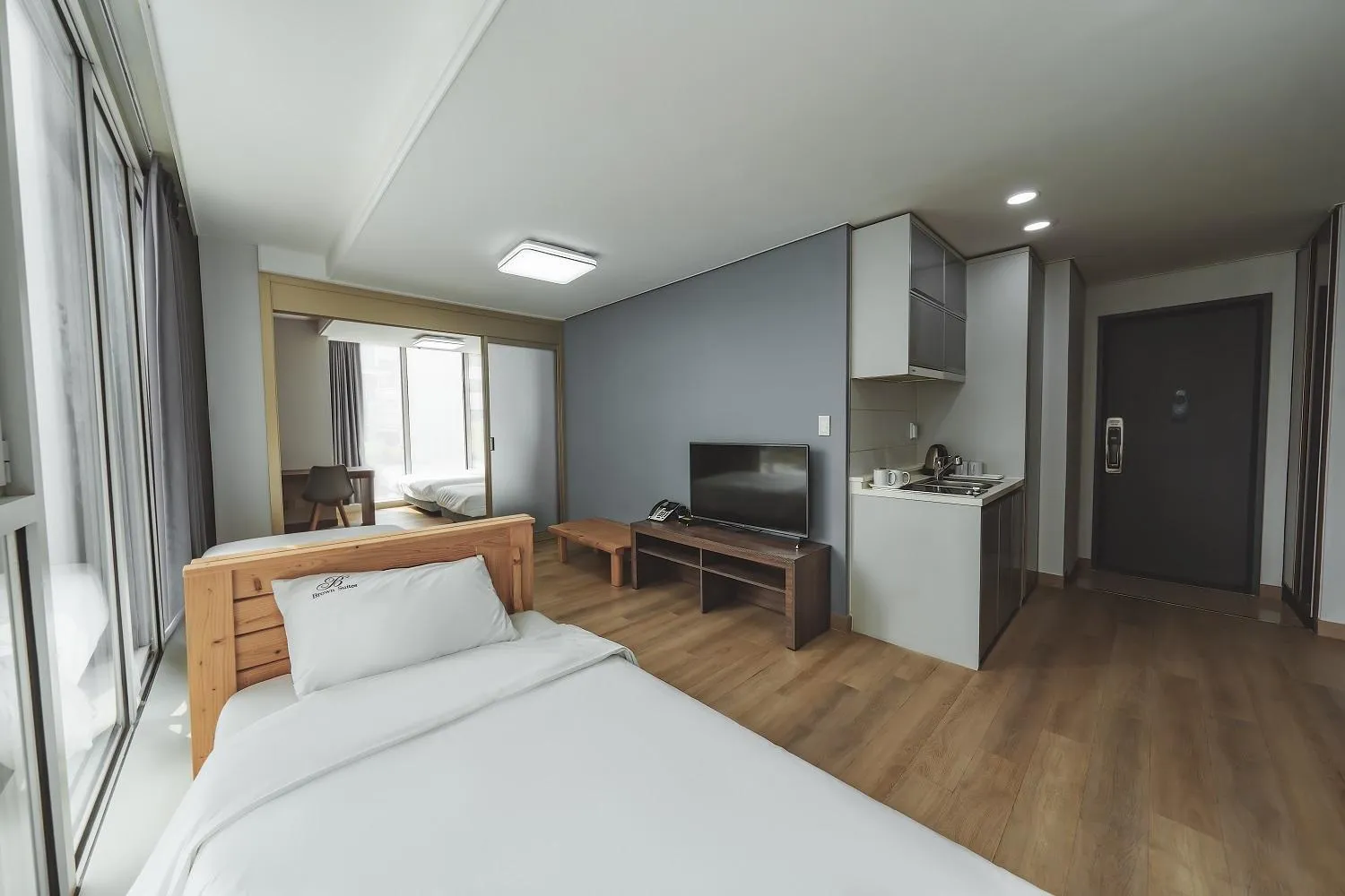 Bed in Brown Suites Hotel Sinchon Central