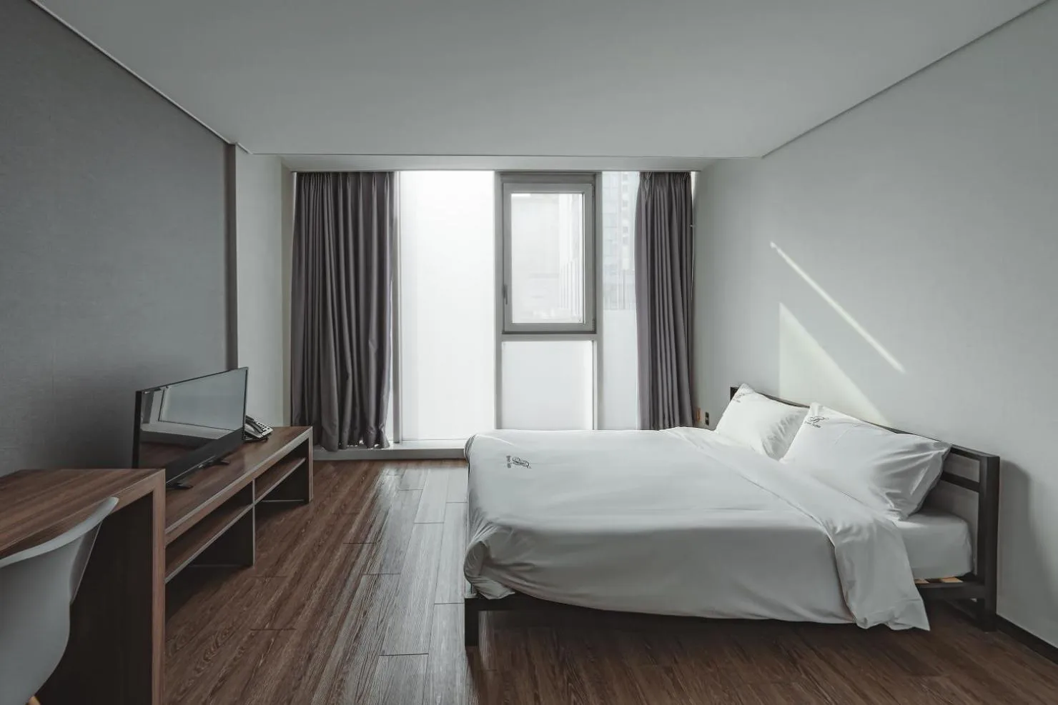 Bed in Brown Suites Hotel Sinchon Central