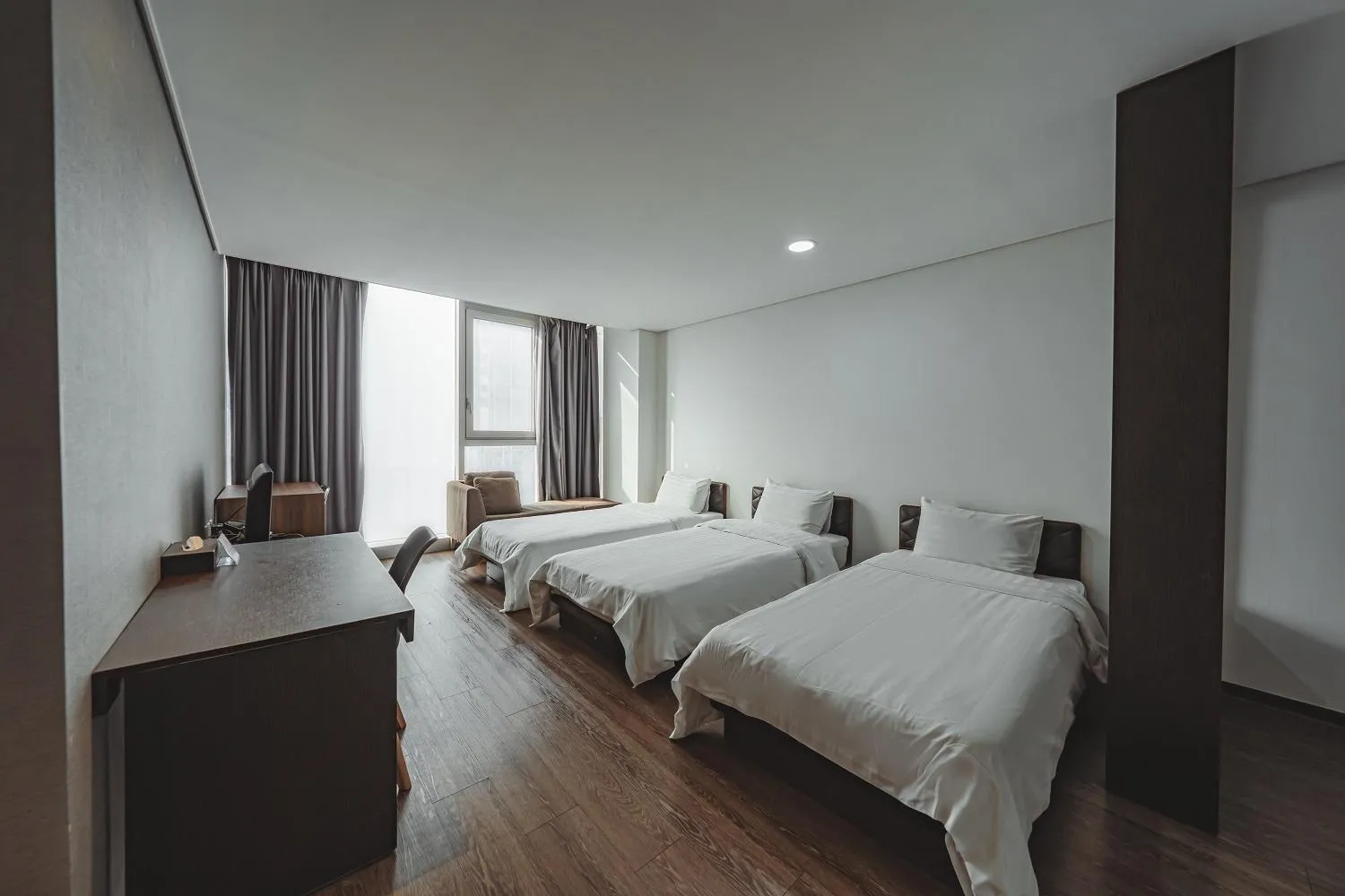 Bed in Brown Suites Hotel Sinchon Central