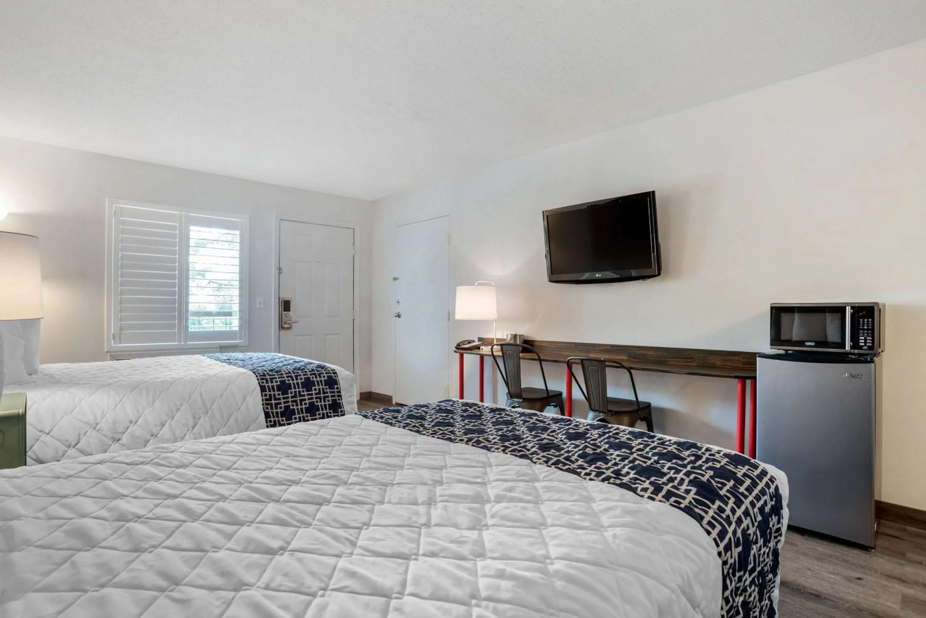 Photo of the whole room, Bed in Super 8 by Wyndham Daleville-Fort Novosel