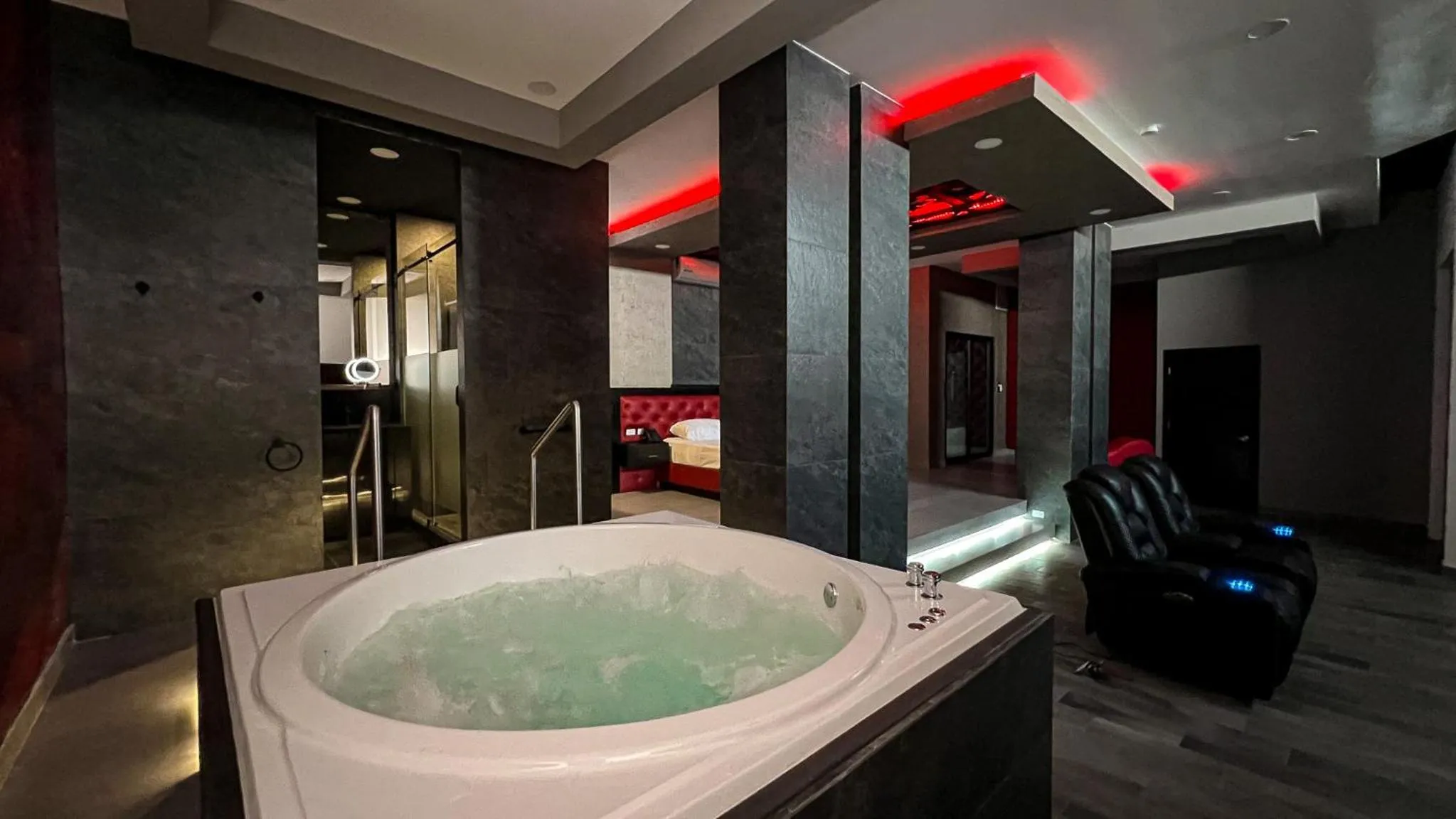 Hot Tub in Motel Boutique Qatro