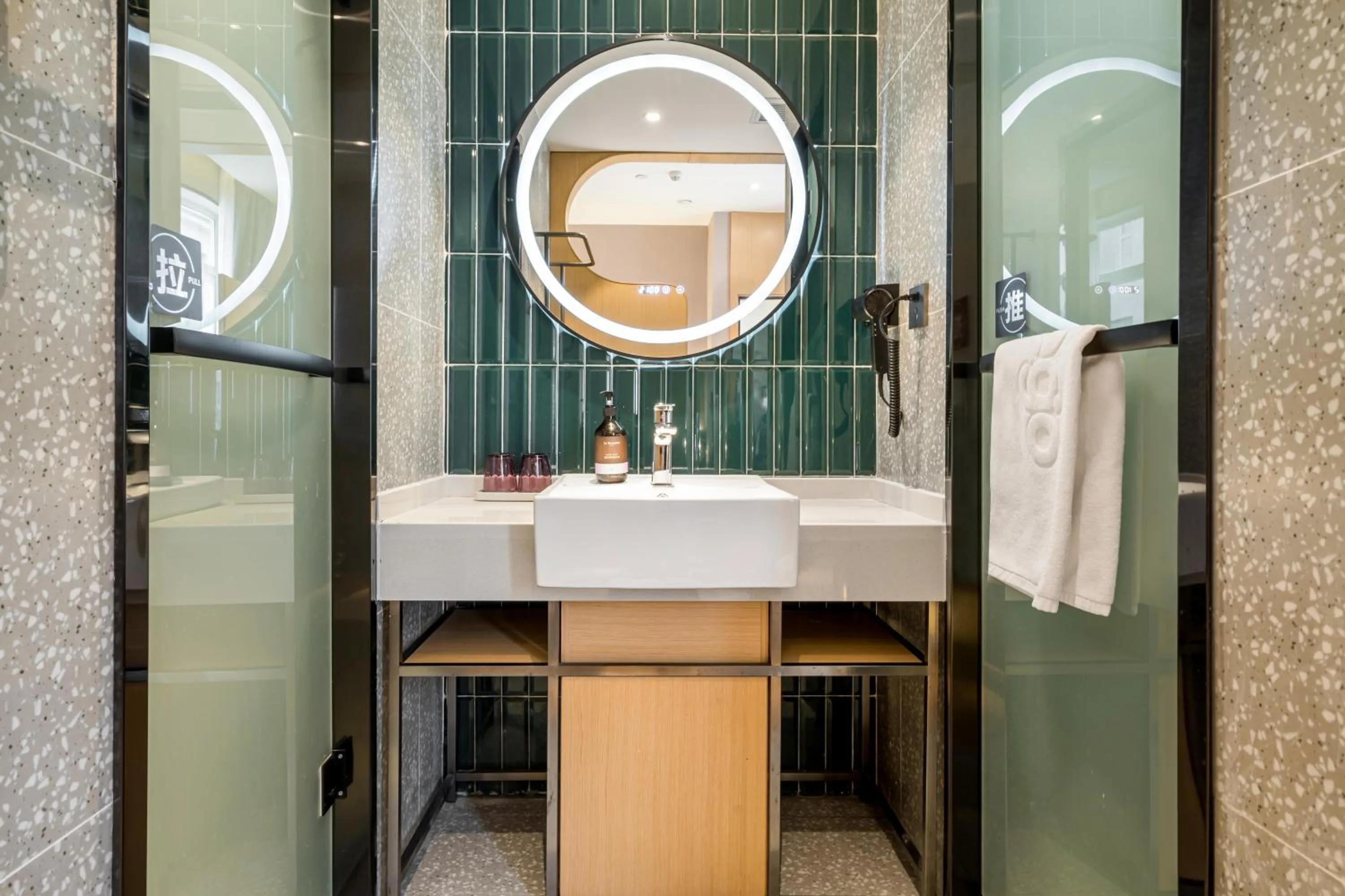 Meego Smart Select Hotel