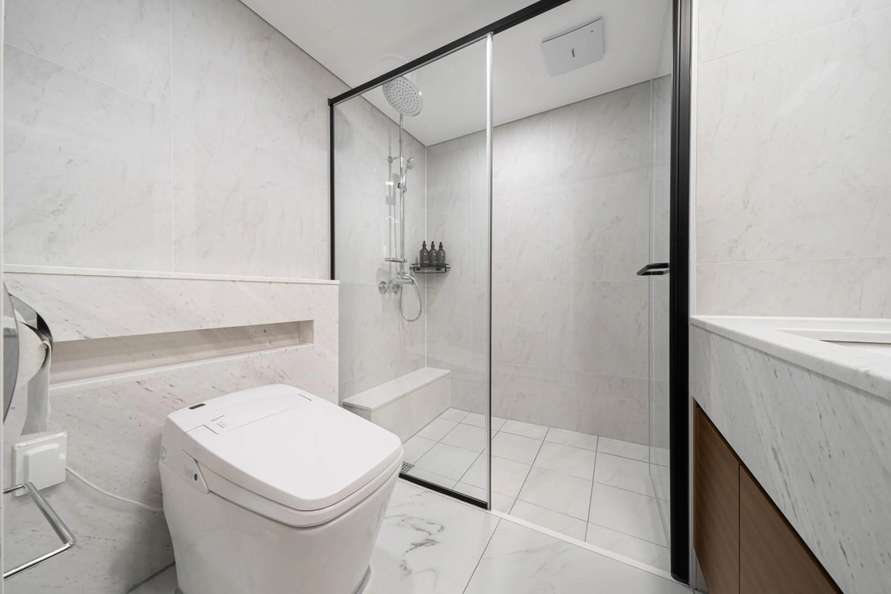 Toilet in Le Collective Gangnam SAC Signity