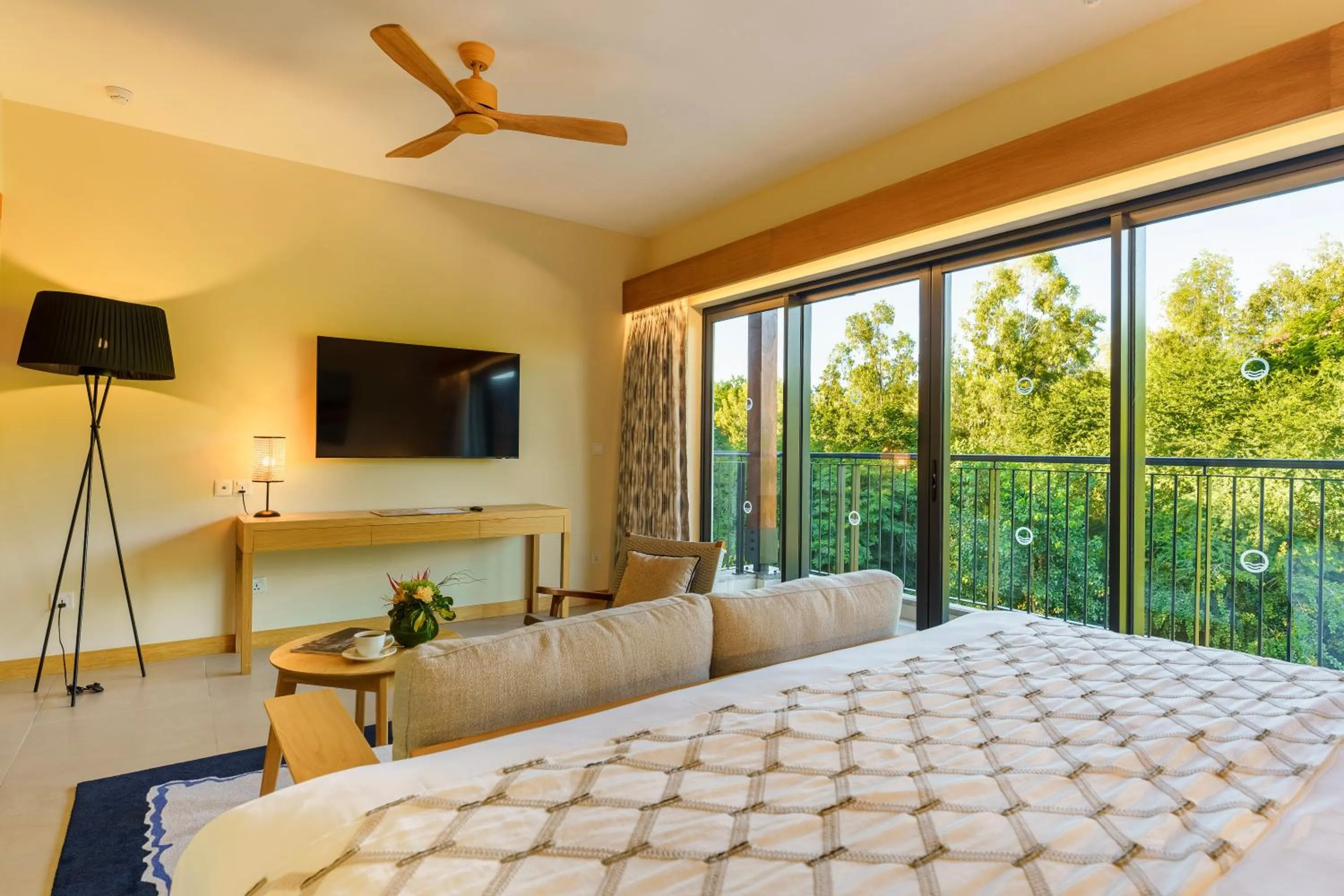 TV and multimedia, Bed in Ocean's Creek Beach Hotel