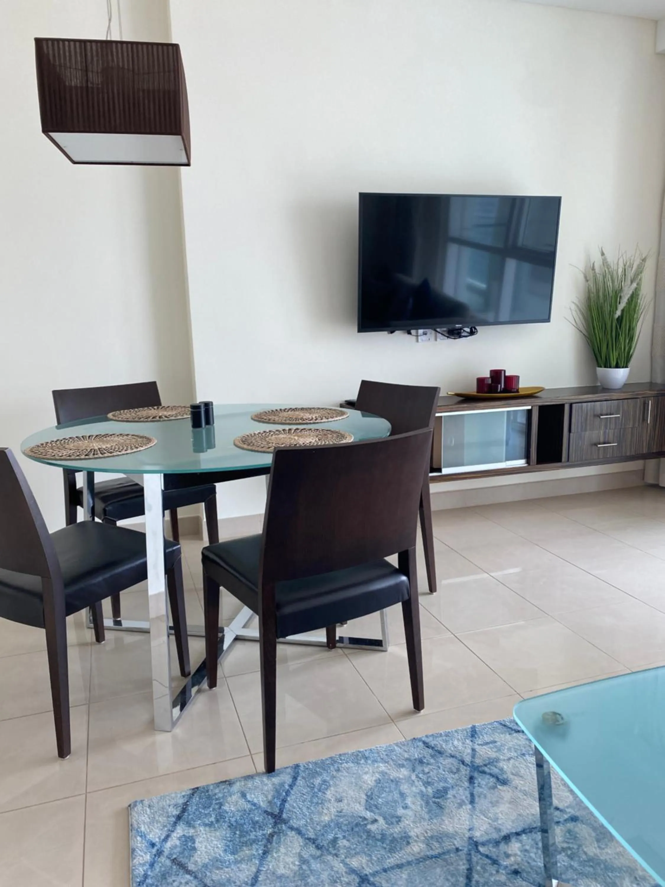 Dining area in Songs of the Lake by Lagom - Bonnington Apartment Jumeirah Lake Towers,