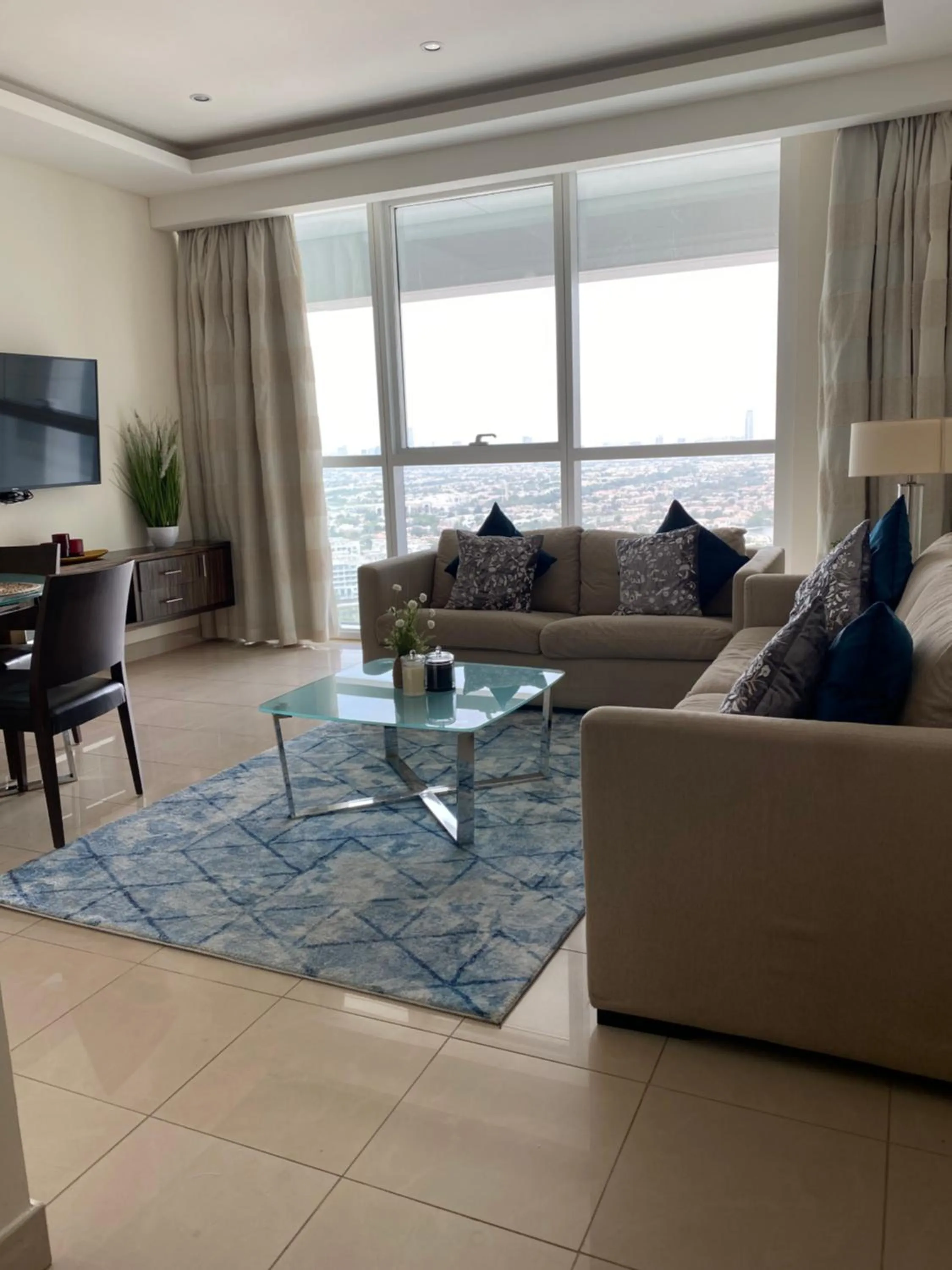 Seating area in Songs of the Lake by Lagom - Bonnington Apartment Jumeirah Lake Towers,