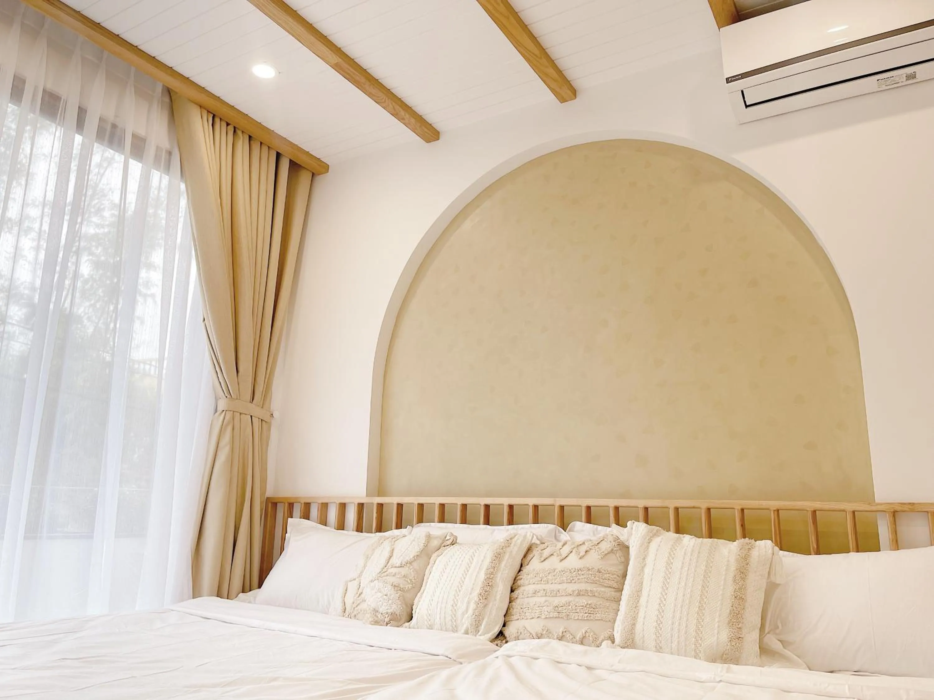 Bed in Baphu Beachwalk Apartment - 5 min walk to My Khe beach