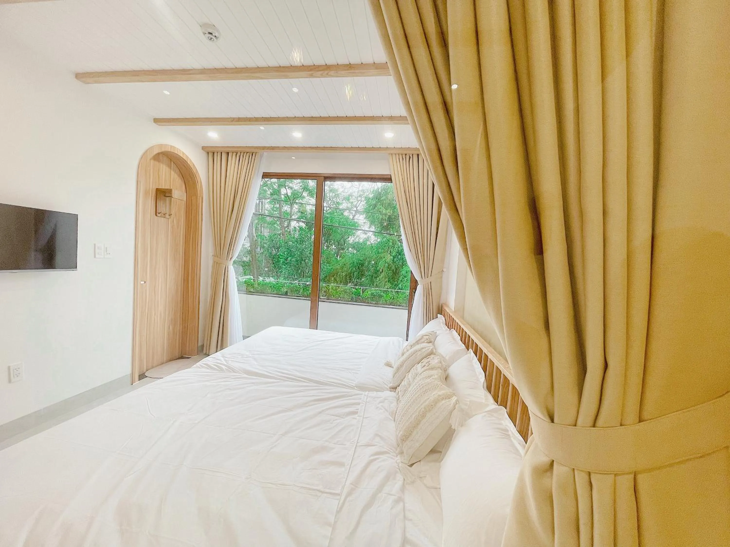 Bed in Baphu Beachwalk Apartment - 5 min walk to My Khe beach