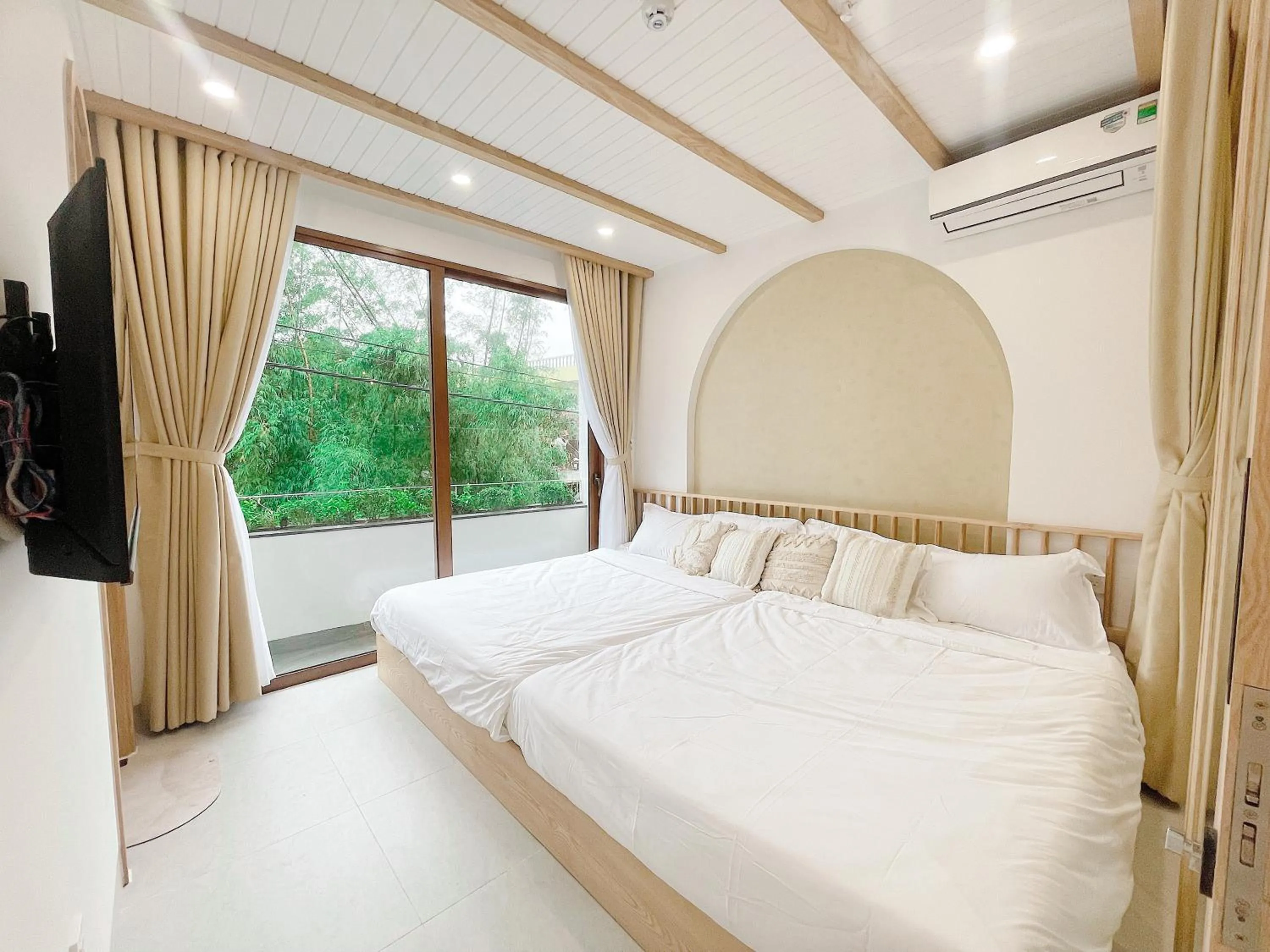 Bed in Baphu Beachwalk Apartment - 5 min walk to My Khe beach