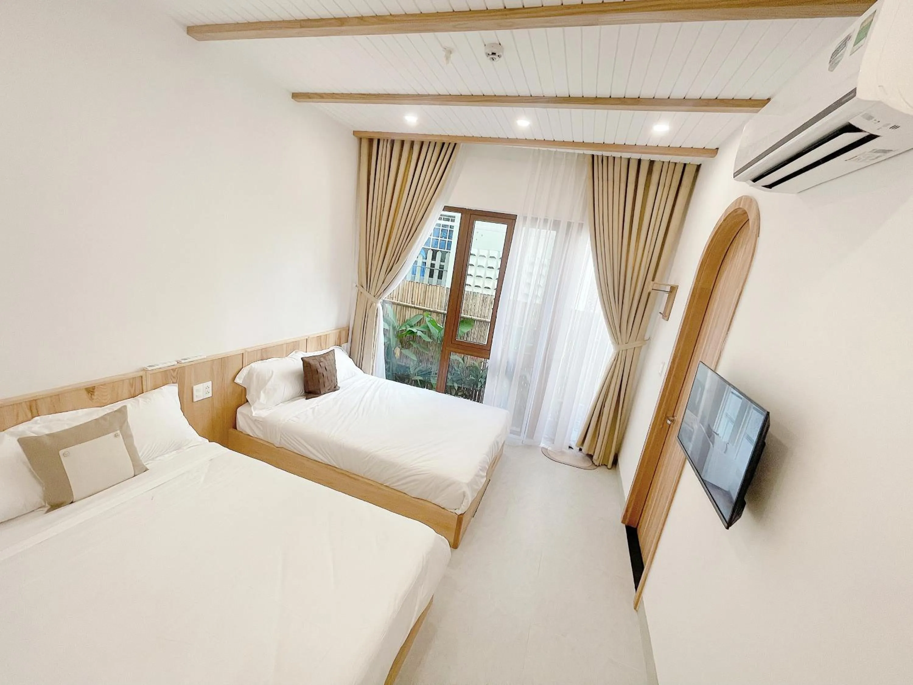 Bed in Baphu Beachwalk Apartment - 5 min walk to My Khe beach