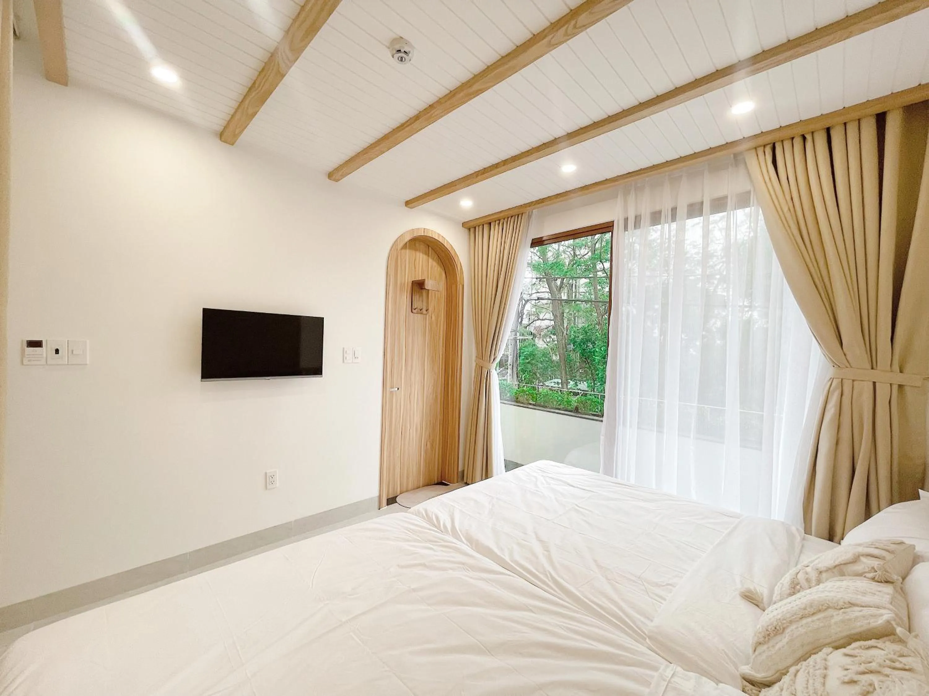 Bed in Baphu Beachwalk Apartment - 5 min walk to My Khe beach