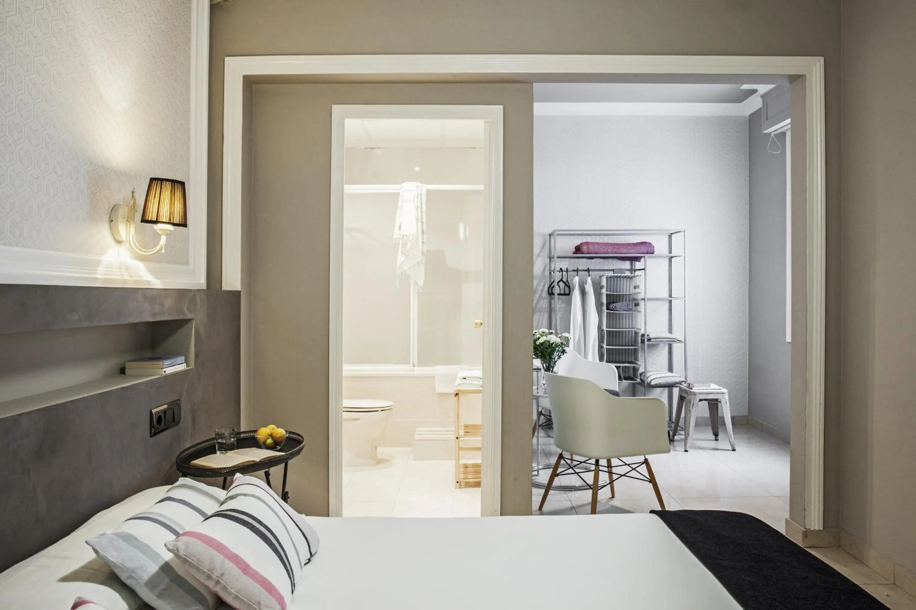 Photo of the whole room, Bed in AinB B&B Eixample-Muntaner