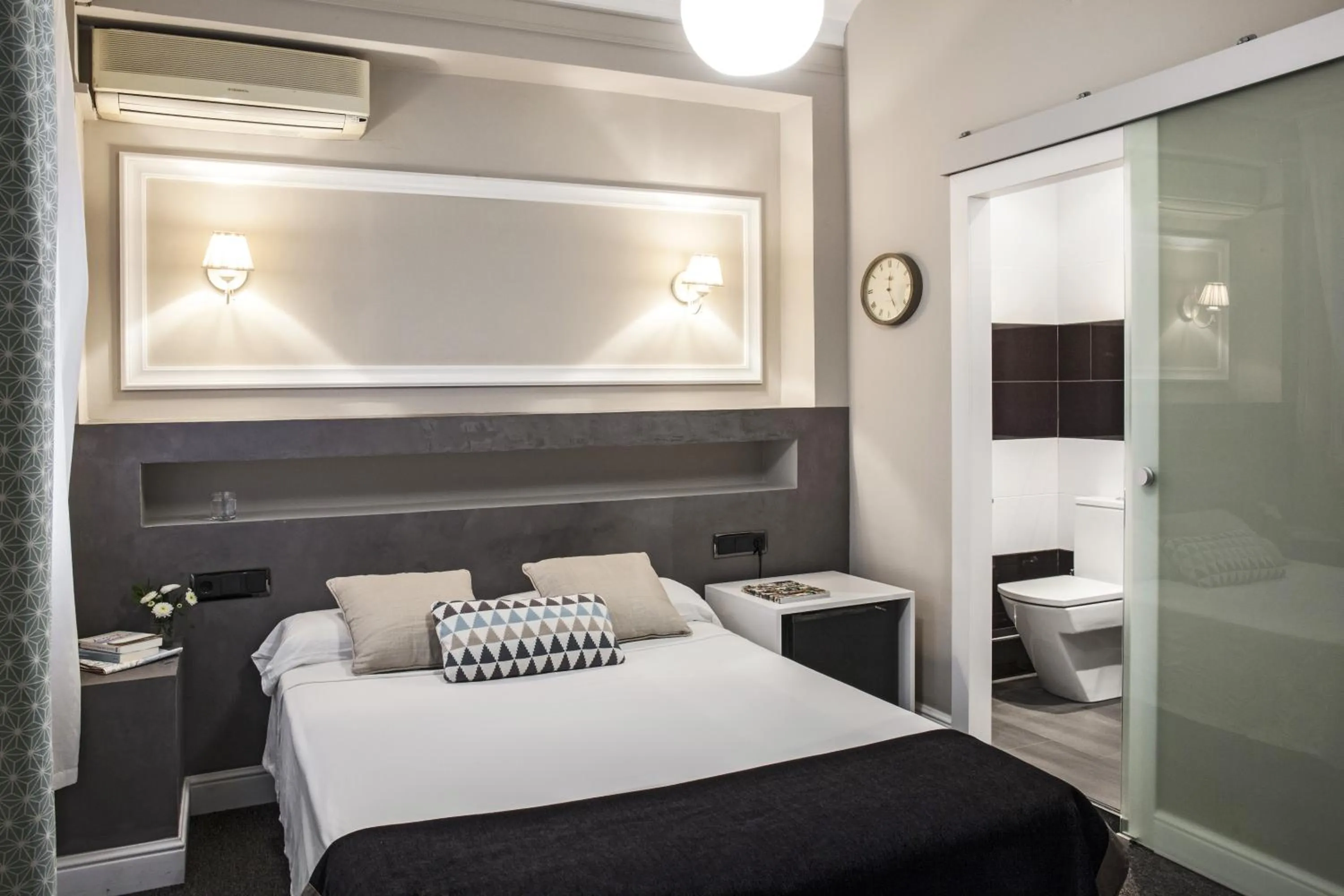 Photo of the whole room, Bed in AinB B&B Eixample-Muntaner