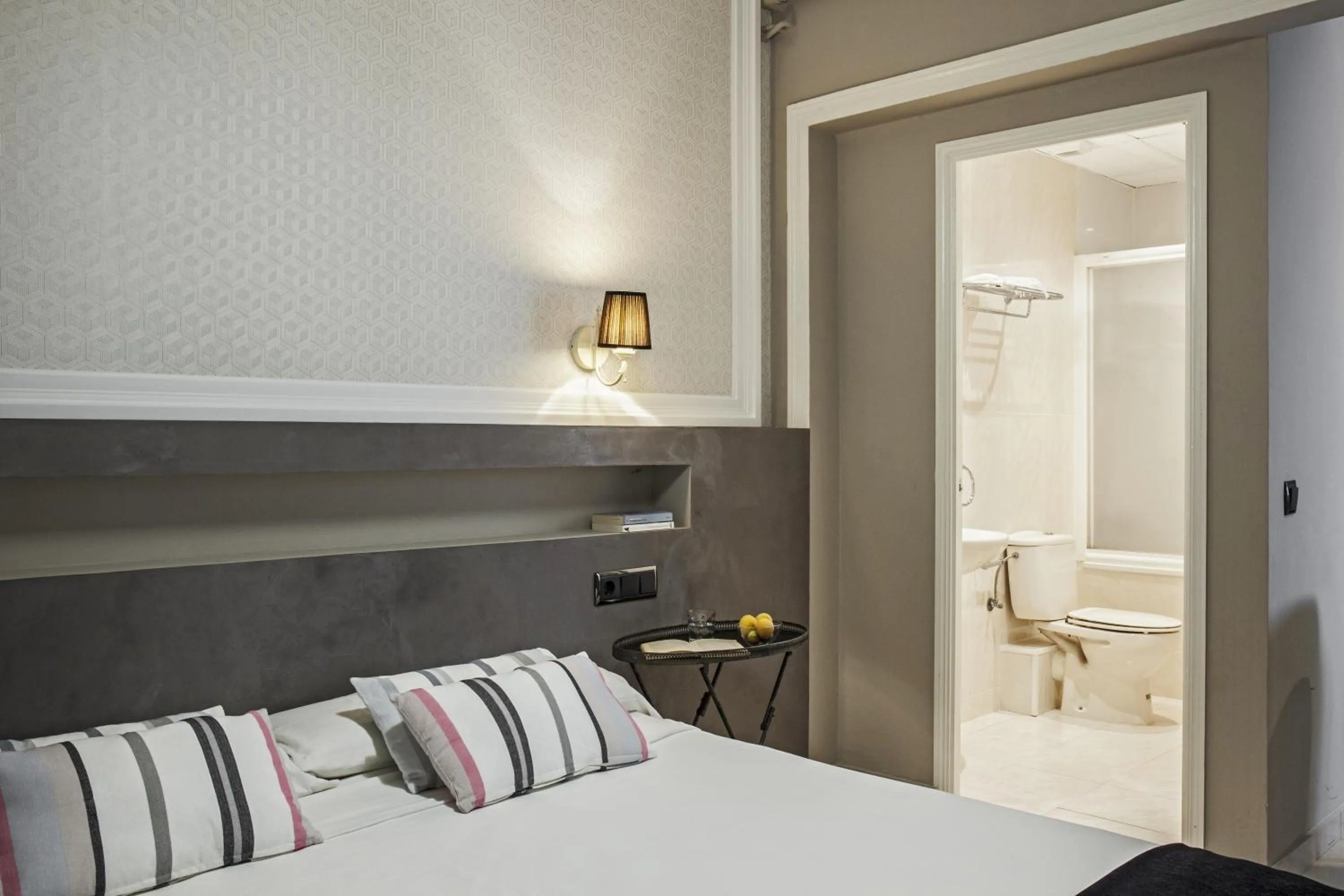 Photo of the whole room, Bed in AinB B&B Eixample-Muntaner