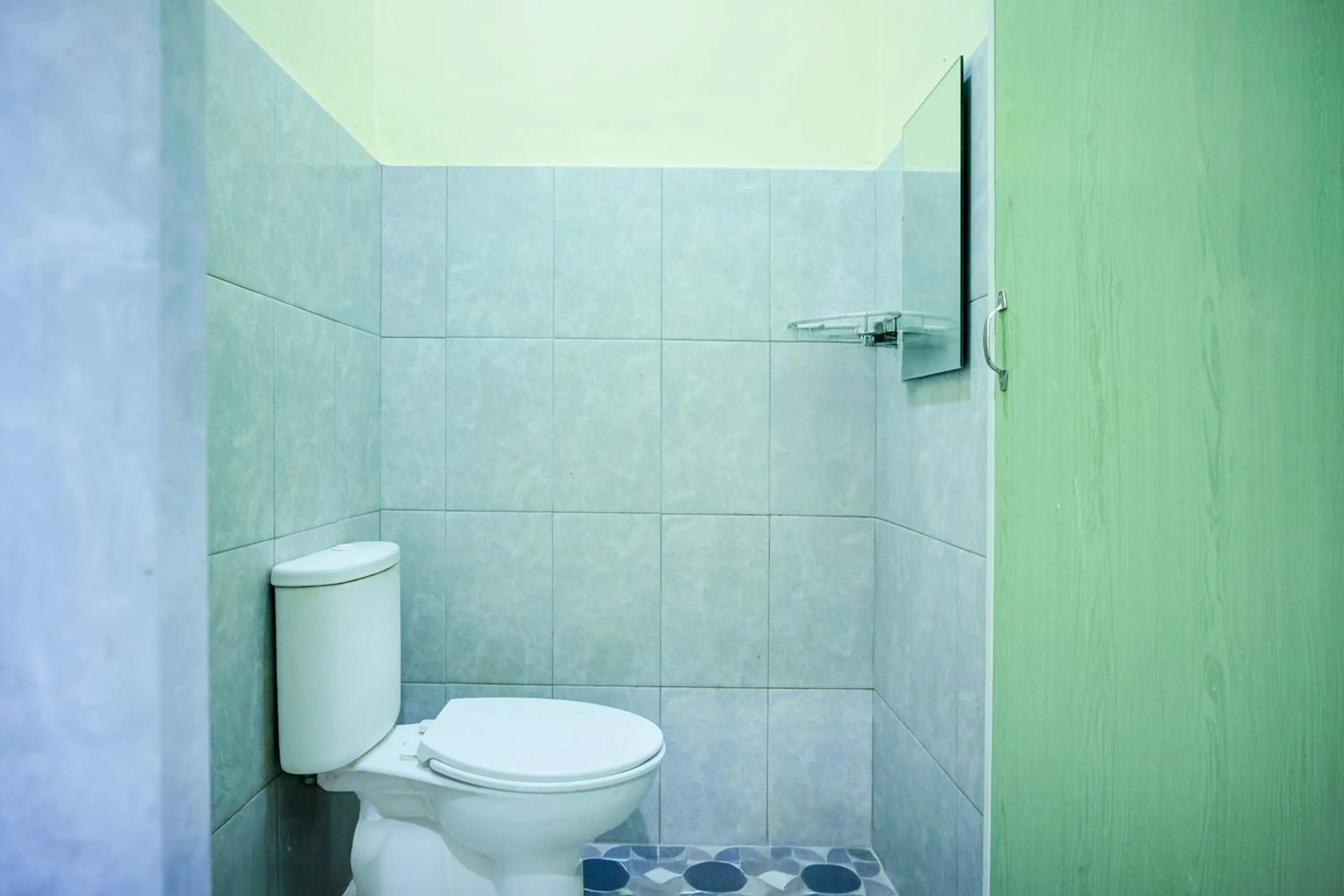 Bathroom in Hotel O Parapat Near Dermaga Ajibata Formerly Pudan Residence 2