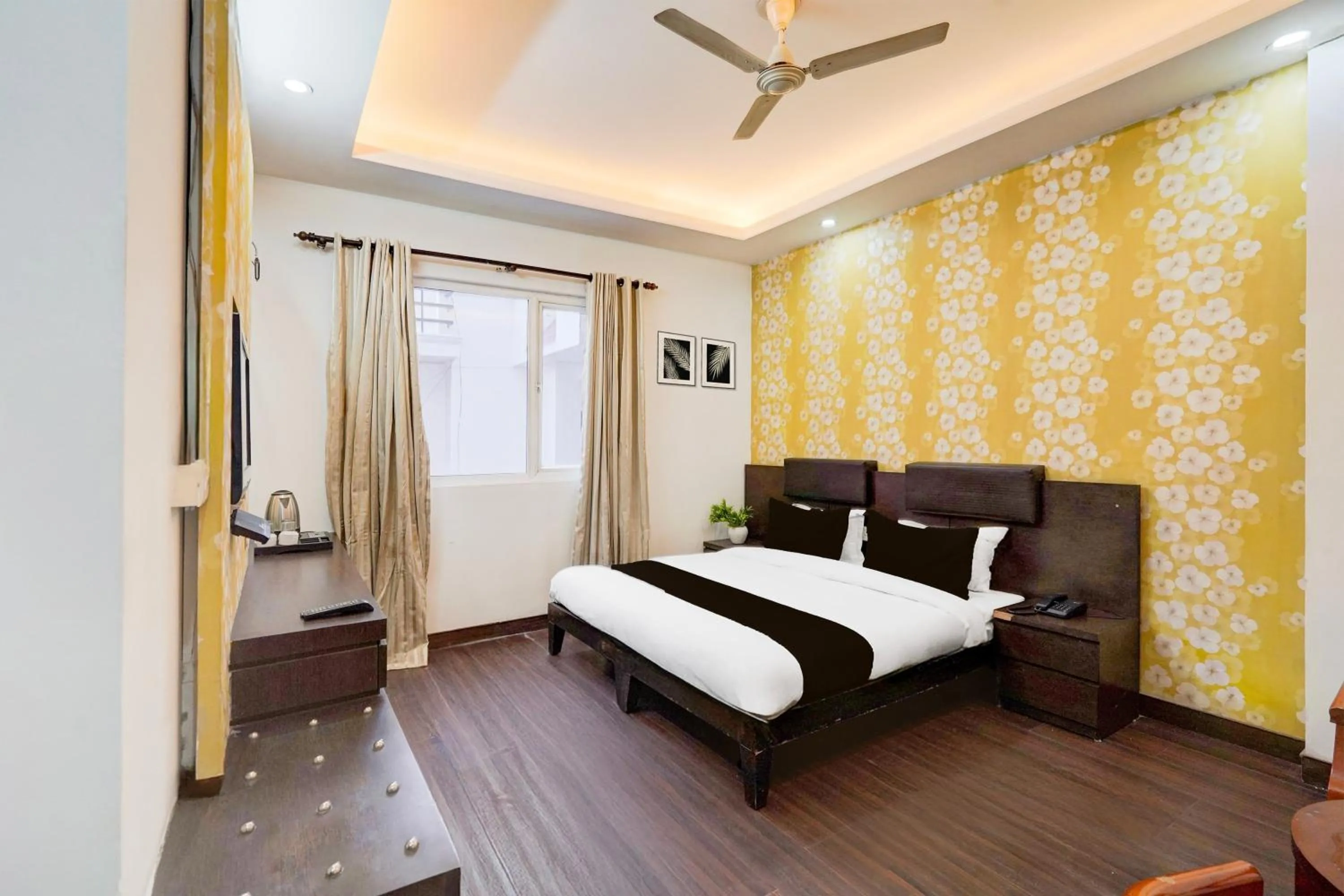 Bedroom, Bed in Super Townhouse Sector 51 Noida Near Metro Station