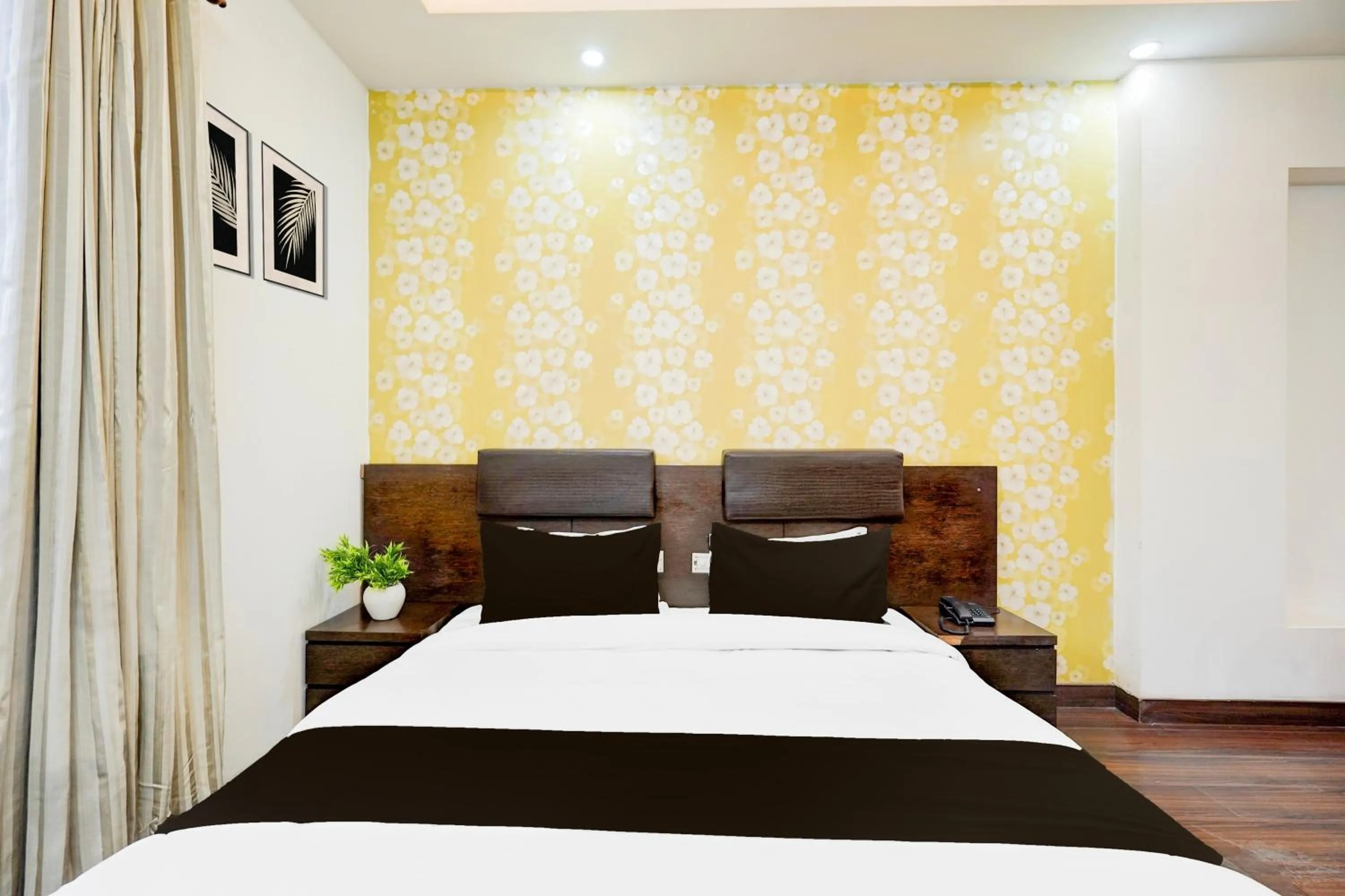 Bedroom, Bed in Super Townhouse Sector 51 Noida Near Metro Station