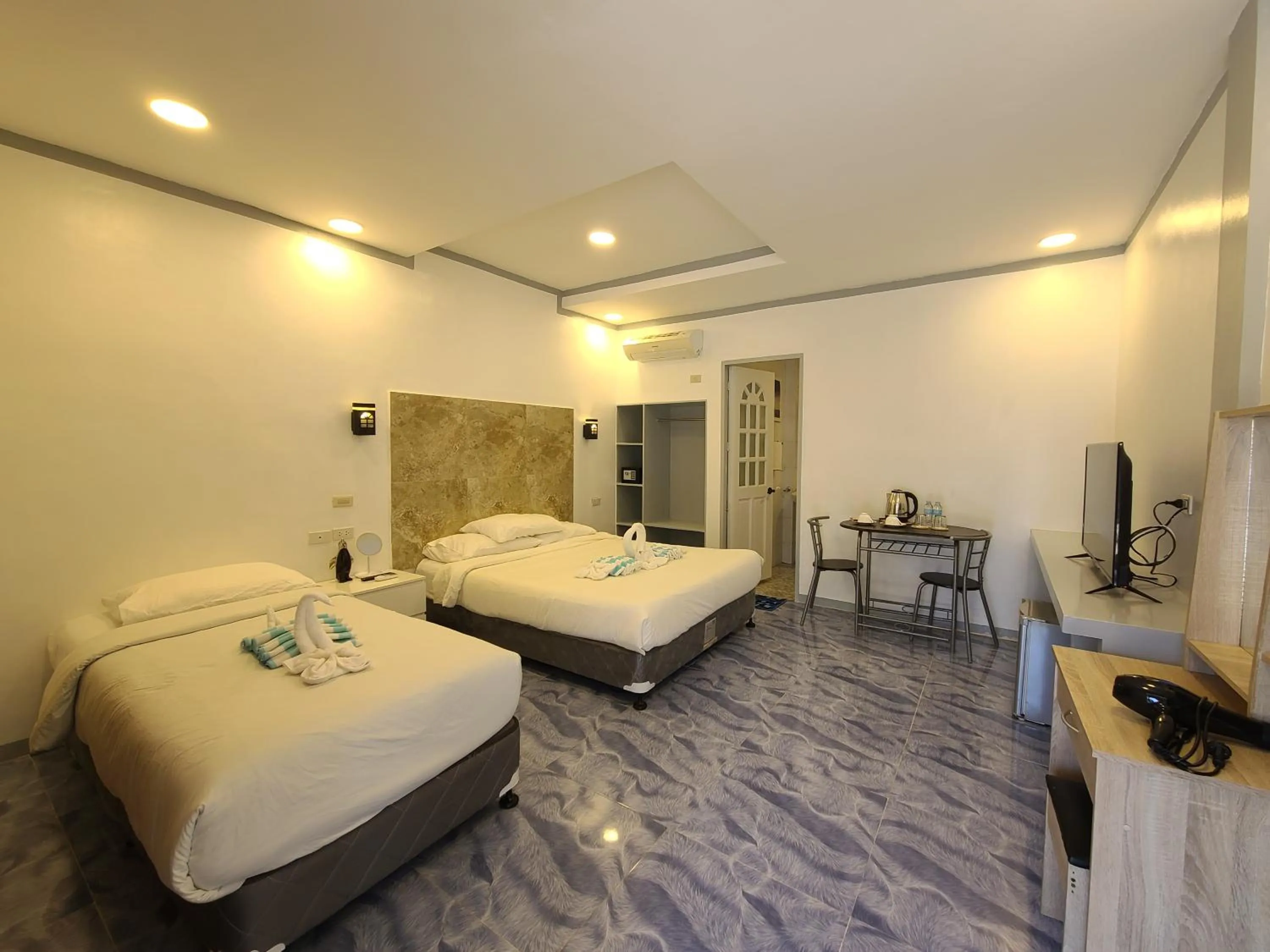 Photo of the whole room, Bed in 버진 아일랜드 리조트 Virgin Island Resort Restaurant & Spa