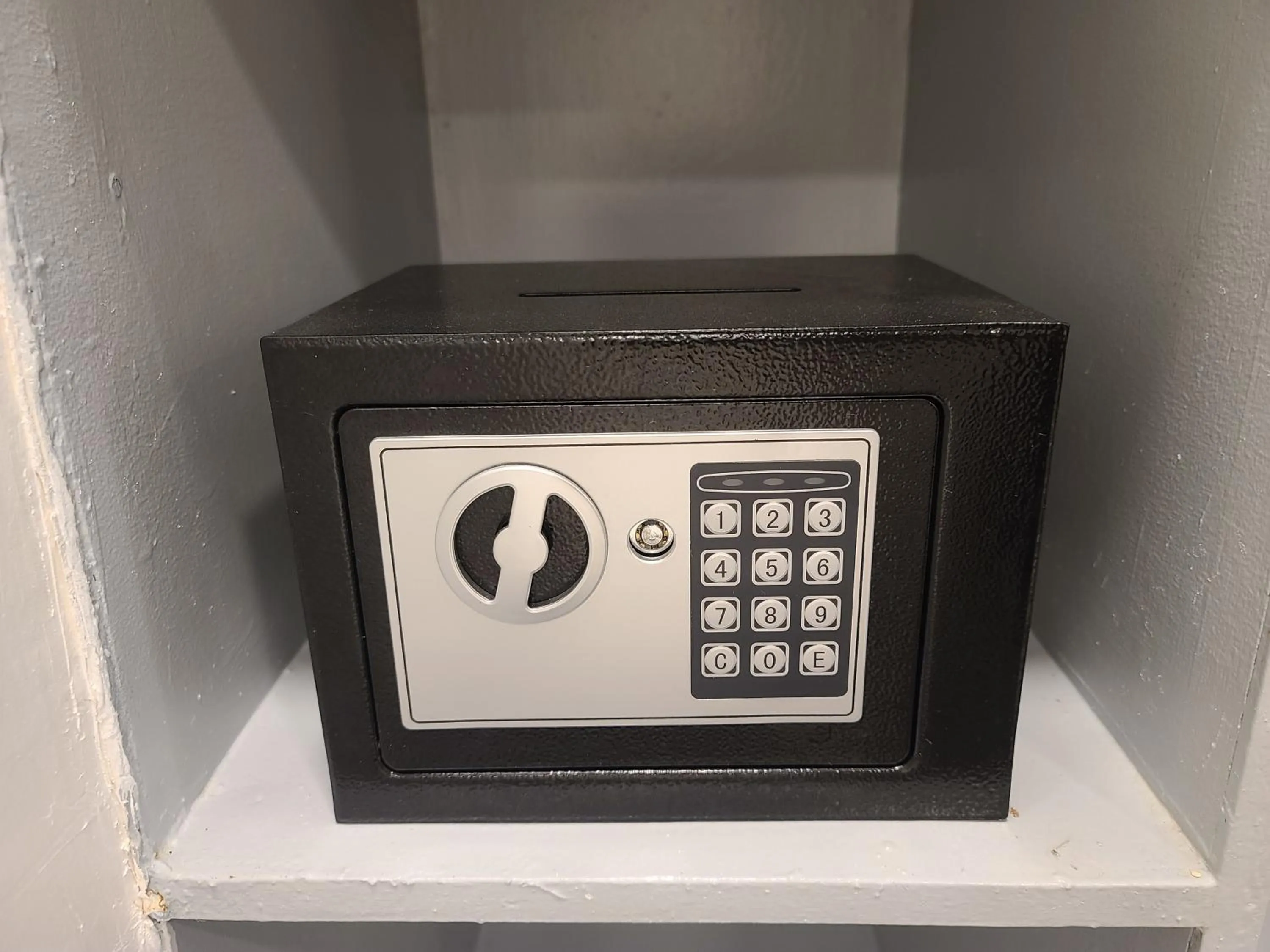 safe in 버진 아일랜드 리조트 Virgin Island Resort Restaurant & Spa