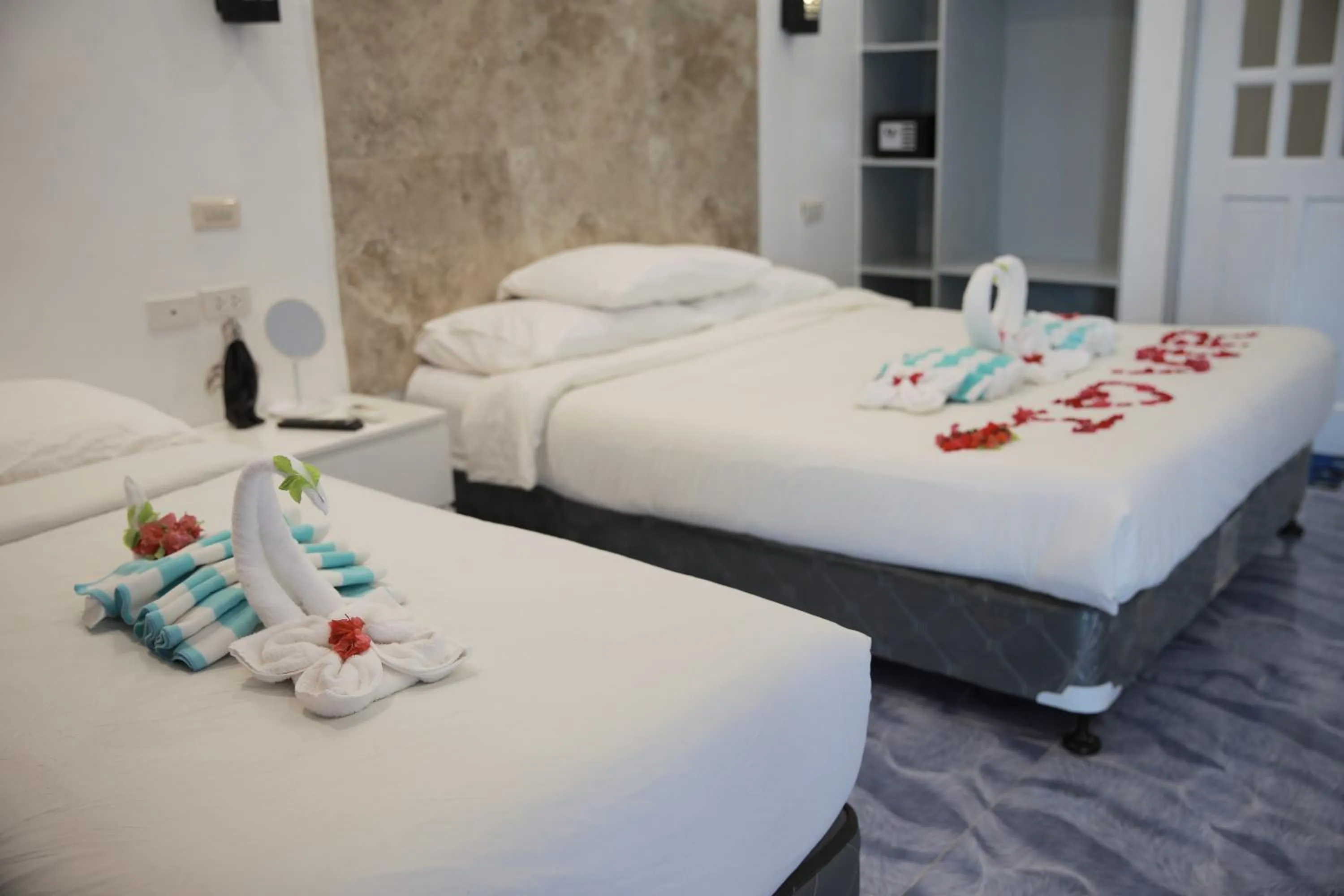 Bed in 버진 아일랜드 리조트 Virgin Island Resort Restaurant & Spa