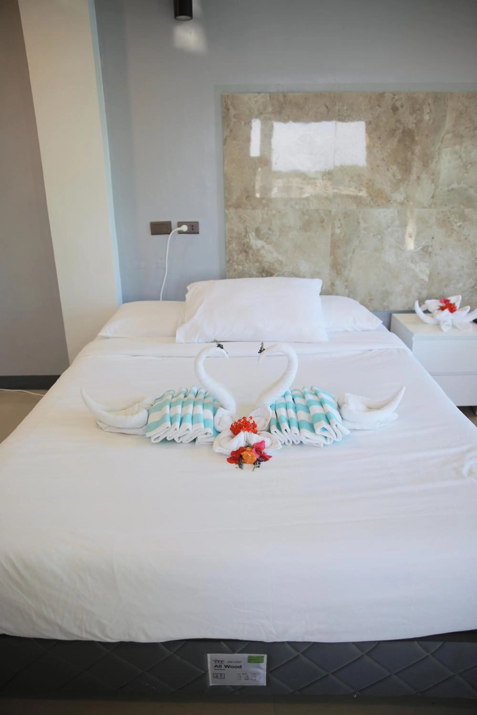 Bed in 버진 아일랜드 리조트 Virgin Island Resort Restaurant & Spa