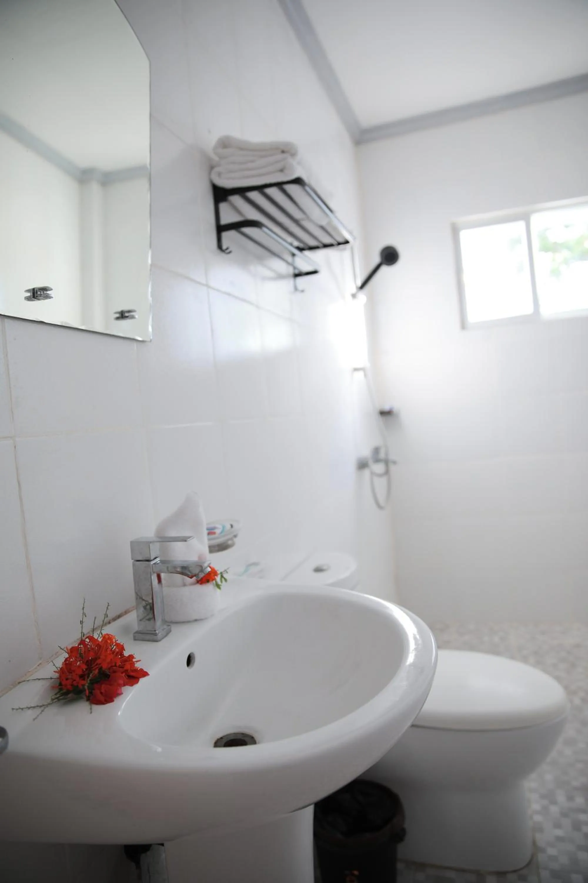 Shower in 버진 아일랜드 리조트 Virgin Island Resort Restaurant & Spa