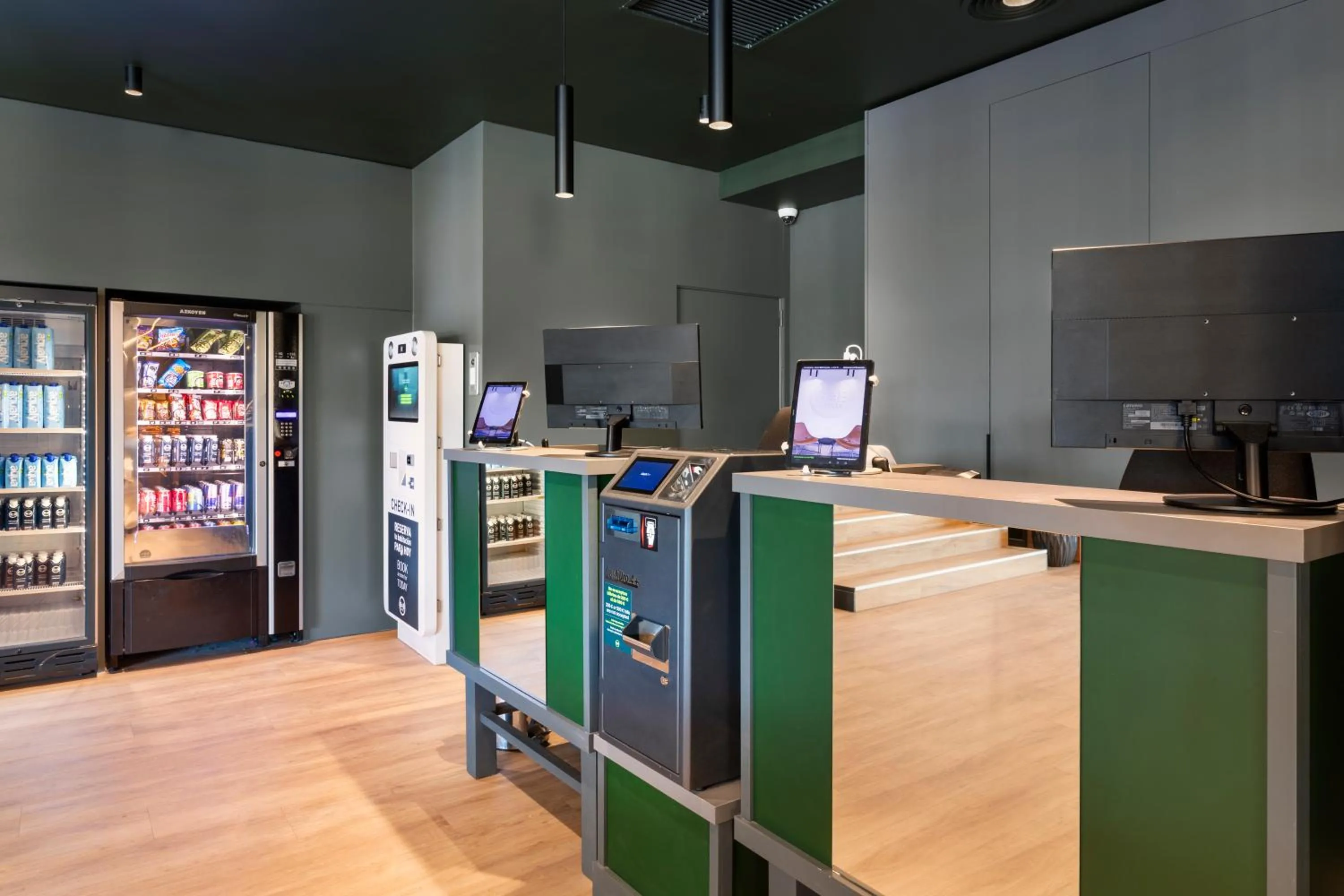 Lobby or reception in B&B HOTEL Valencia Aeropuerto