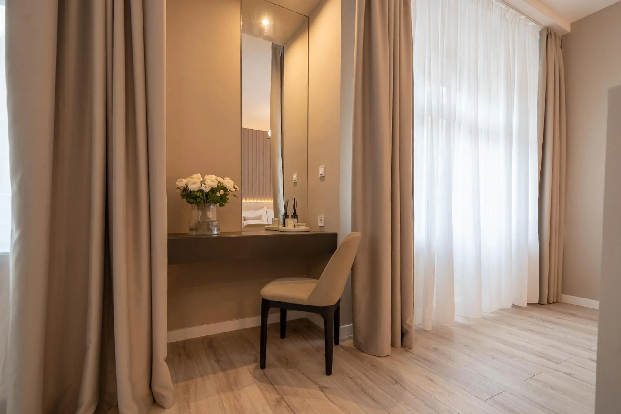 Seating area in Karoly Boutique Suites, Best Location by BQA