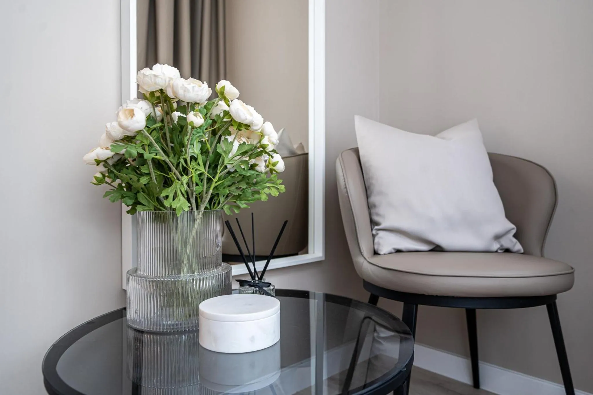 Living room in Karoly Boutique Suites, Best Location by BQA