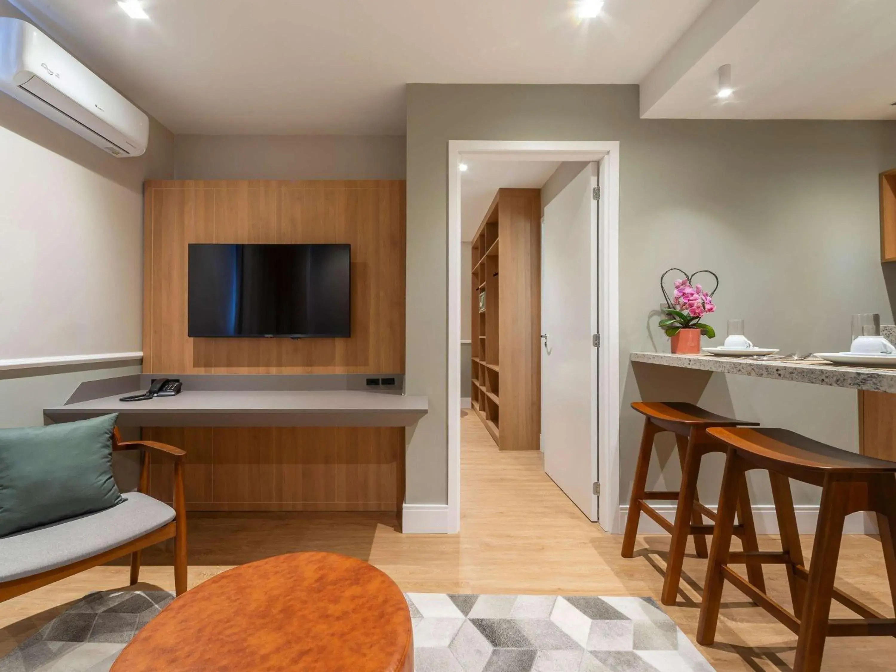 Executive Room with a Queen Bed and a Sofa - single occupancy in Manhattan Porto Alegre by Mercure - 5 minutos do Hospital Moinhos de Vento Executive Room with a Queen Bed and a Sofa - single occupancy in Manhattan Porto Alegre by Mercure - 5 minutos do Hospital Moinhos de Vento