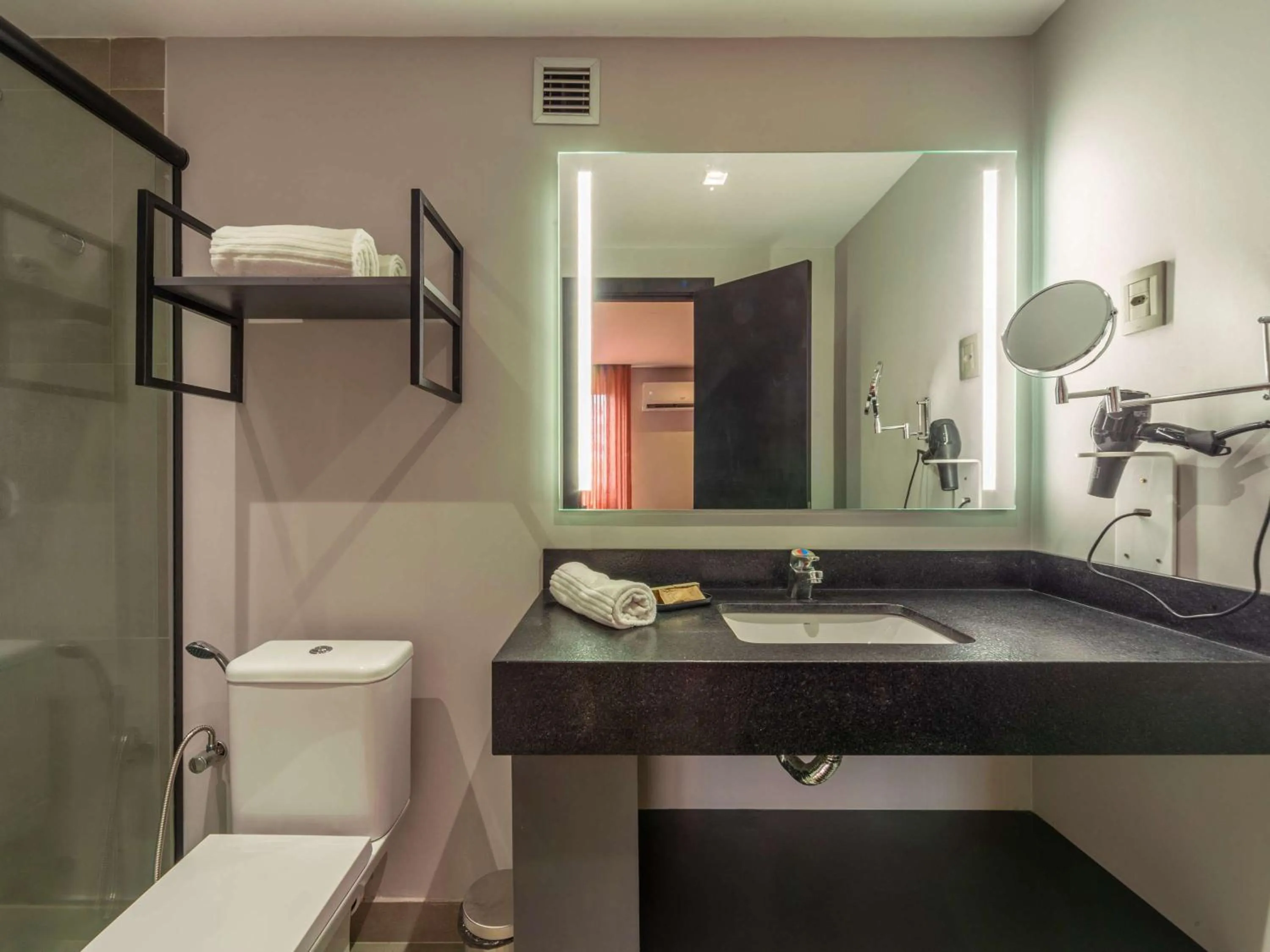 Bathroom in Manhattan Porto Alegre by Mercure - 5 minutos do Hospital Moinhos de Vento