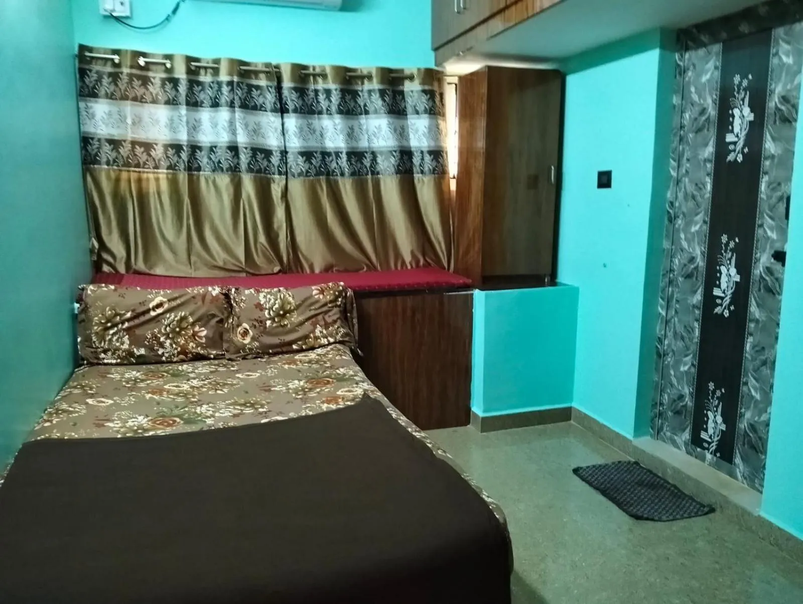 Bed in ASSHAPPYSTAYINN HOTEL