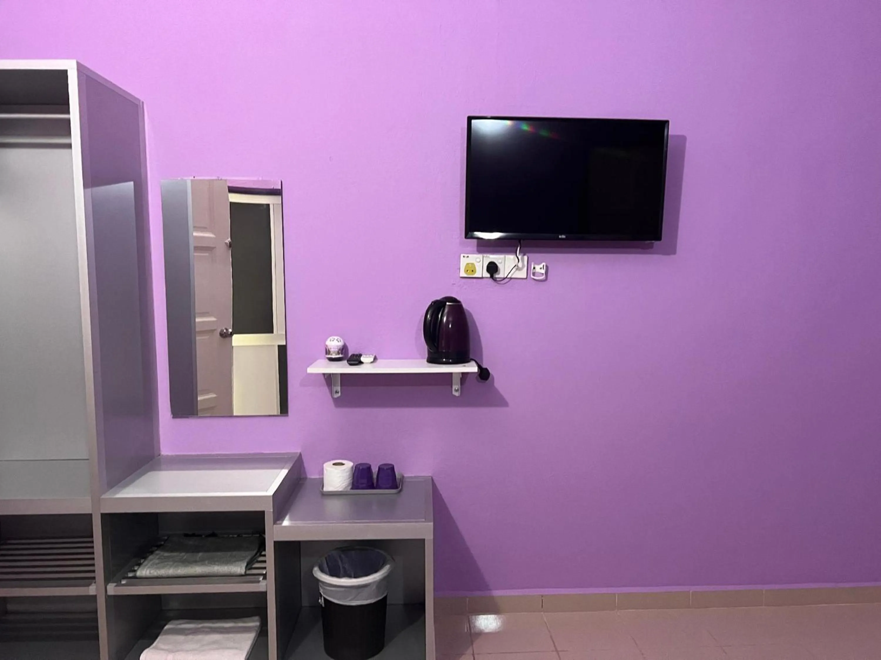 TV and multimedia in Hotel O Brick Cottage Homes