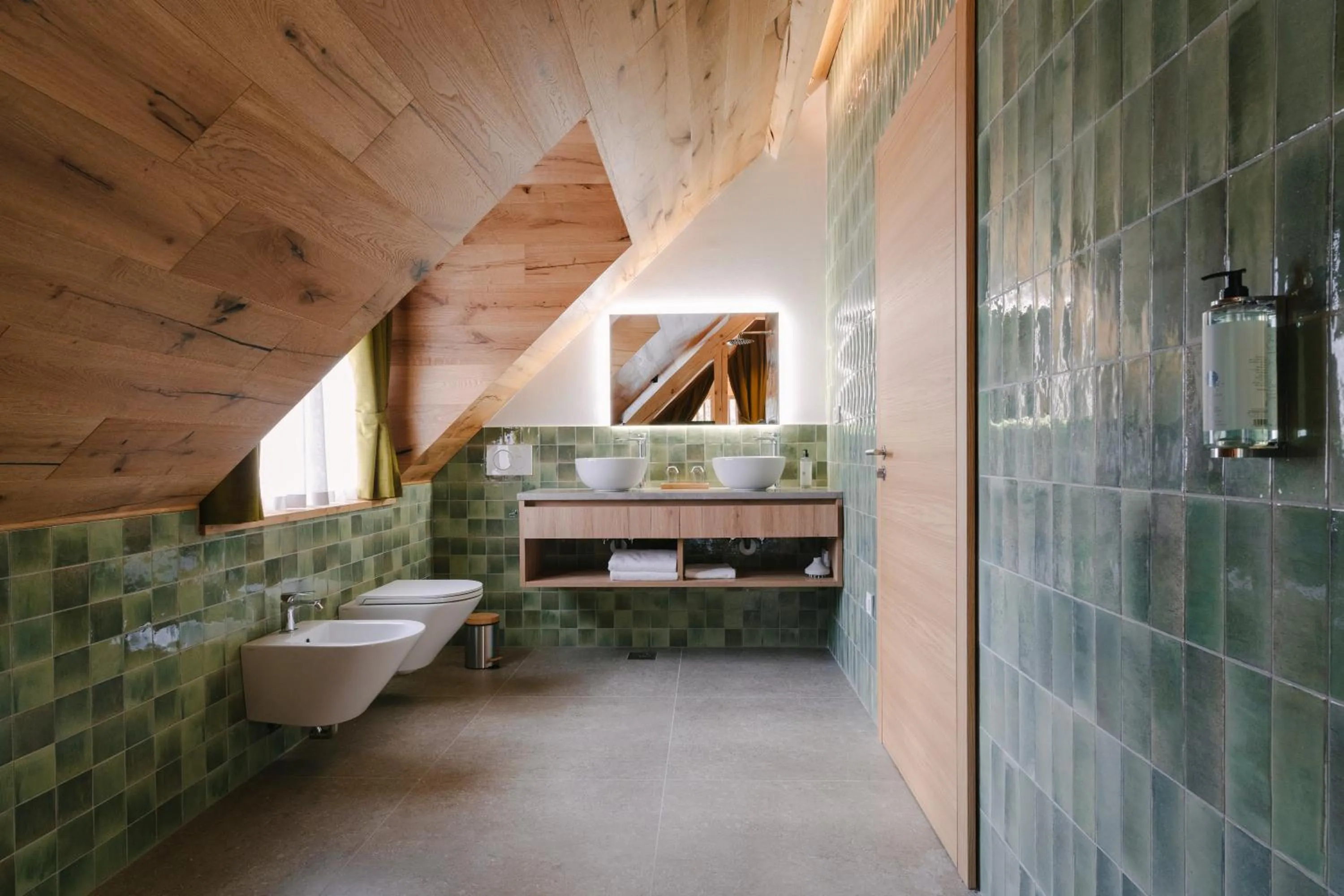 Shower in PIRA HOTEL