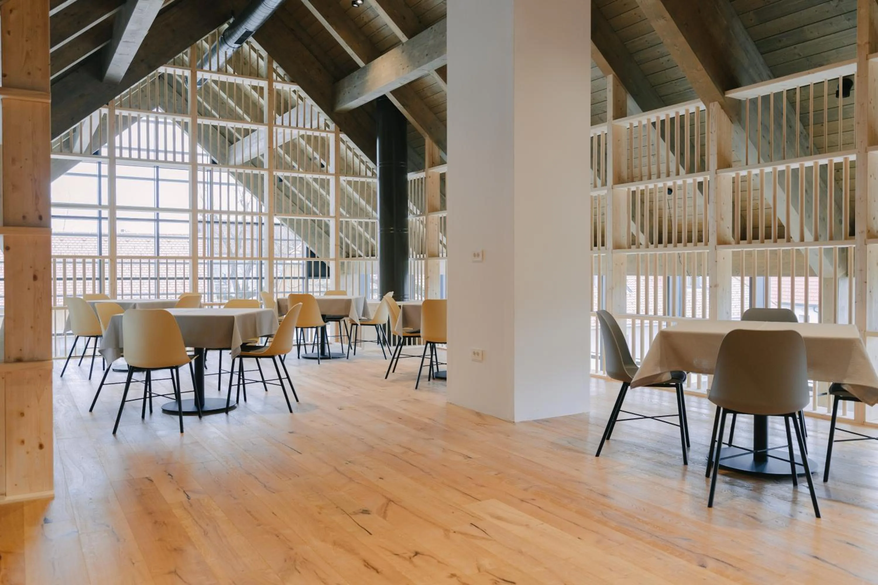 Restaurant/places to eat in PIRA HOTEL